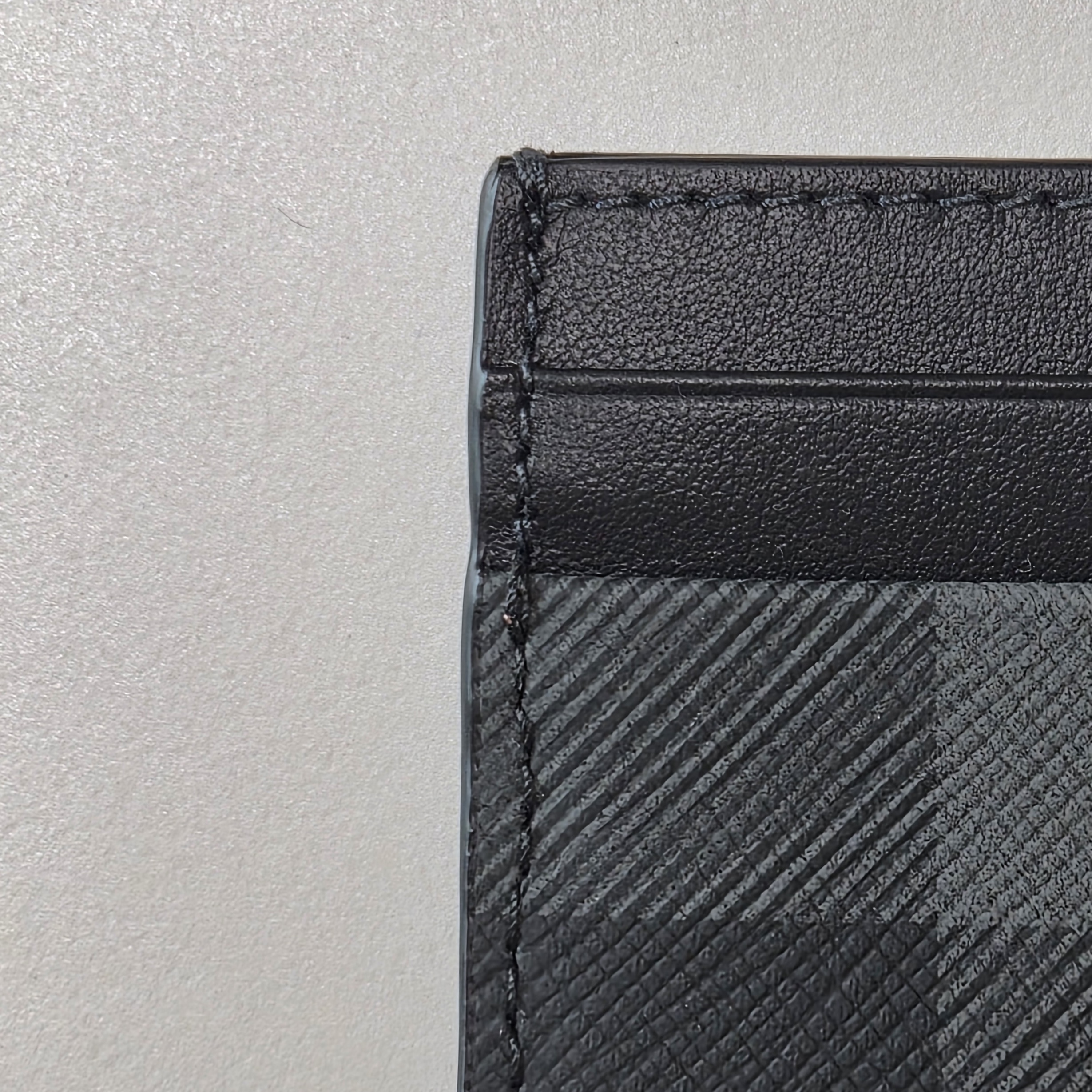 Burberry Check Leather Card Case Charcoal 착용 스타일 - 2