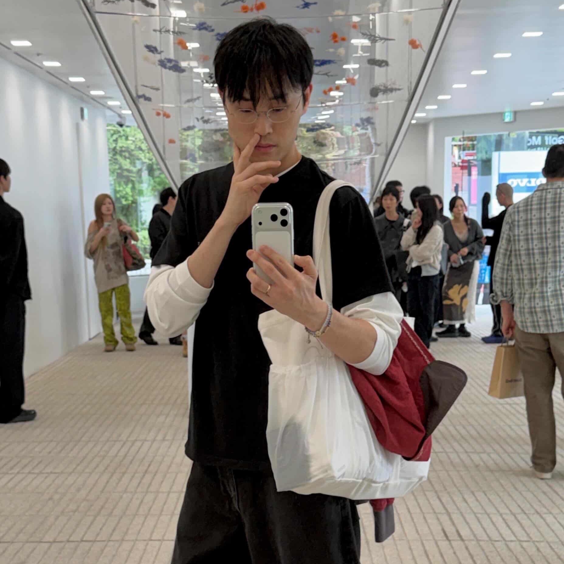 THE WARLD C.N Tote Bag White 착용 스타일