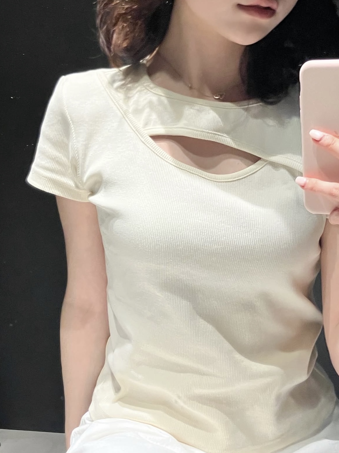 PHOS333 W Slim Fit Slit T-Shirt Cream 착용 스타일 - 2