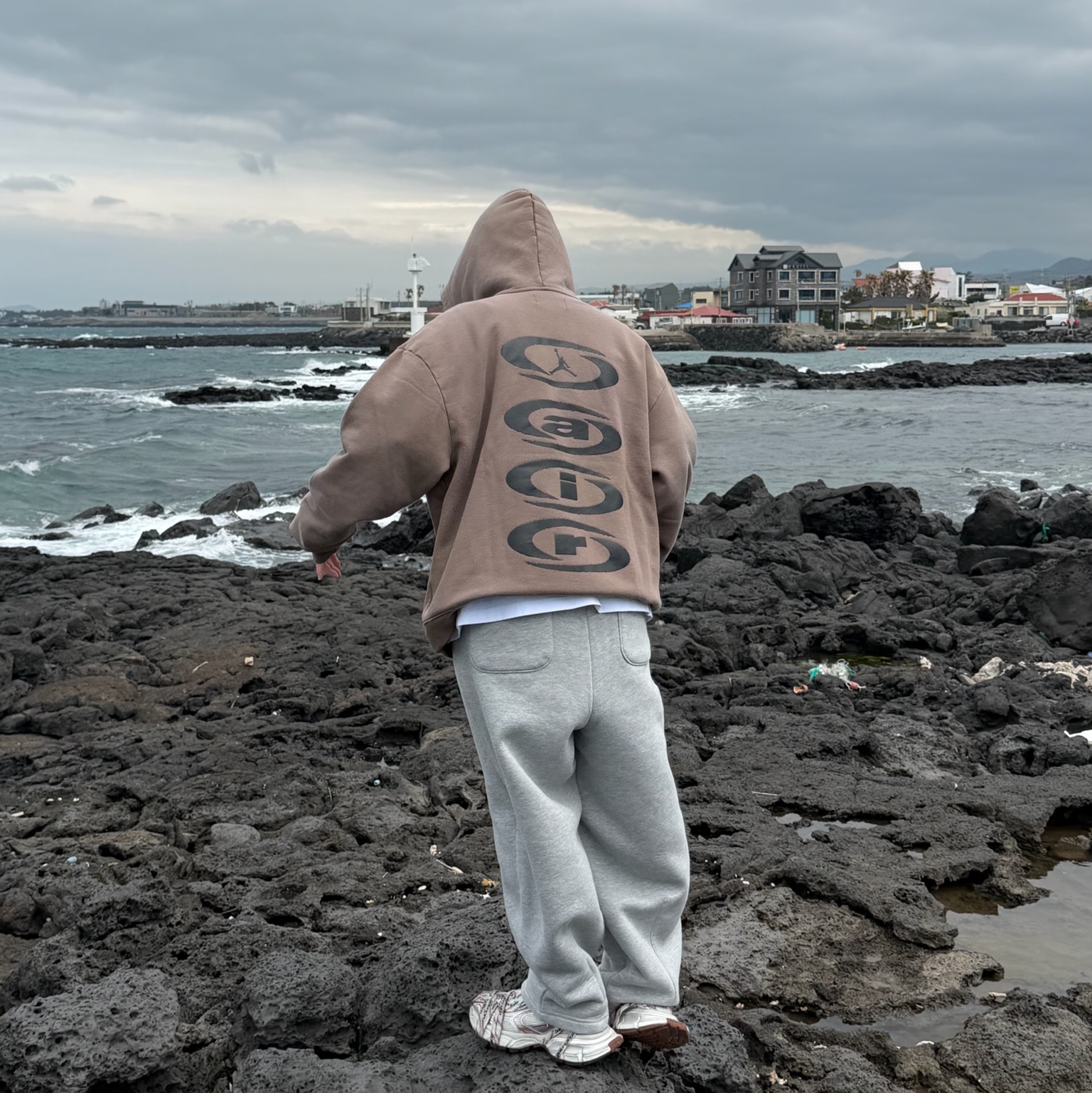 Jordan x Travis Scott Pullover Hoodie Palomino (DZ5502-275) 착용 스타일 - 2