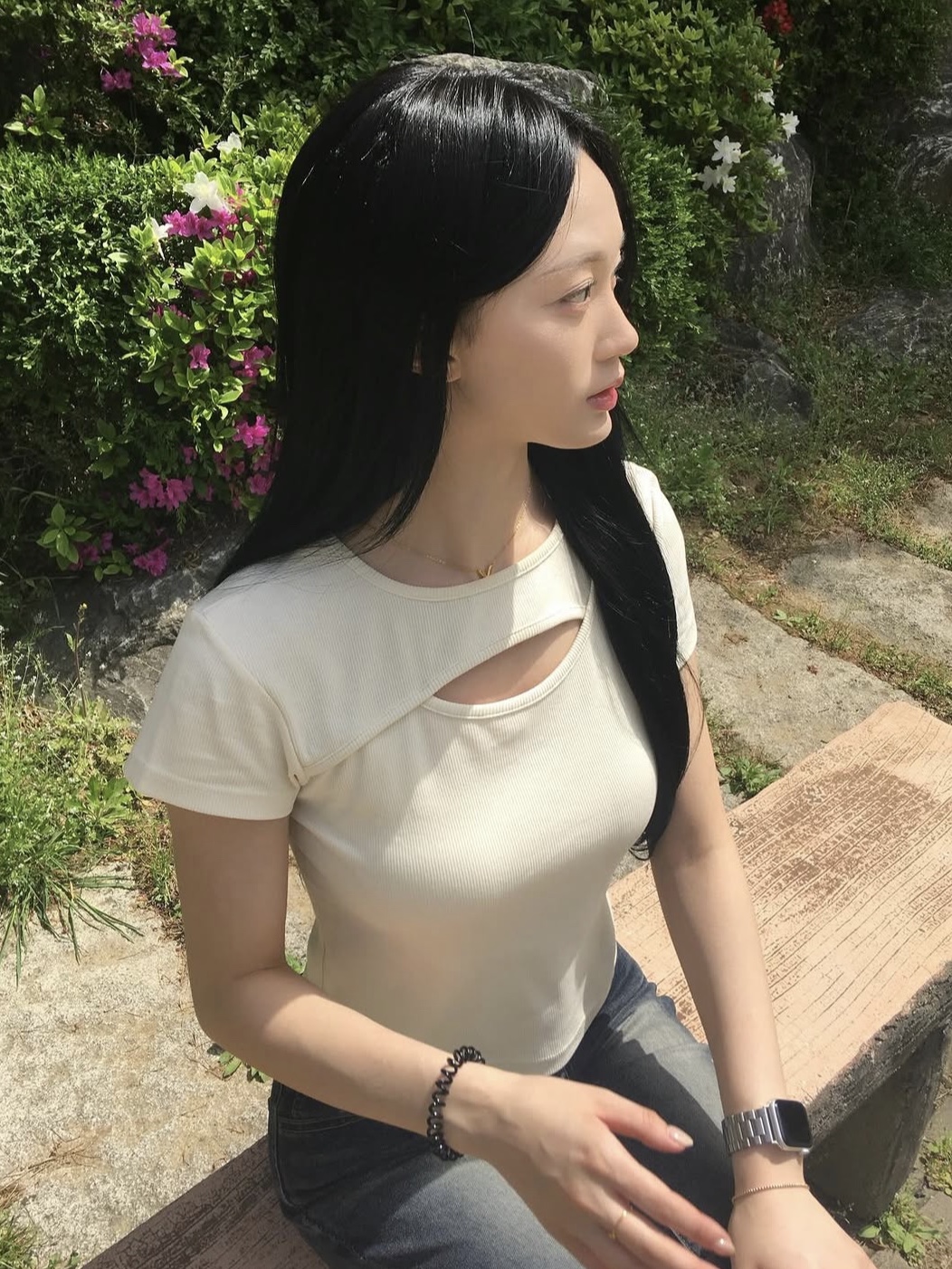 PHOS333 W Slim Fit Slit T-Shirt Cream 착용 스타일 - 3