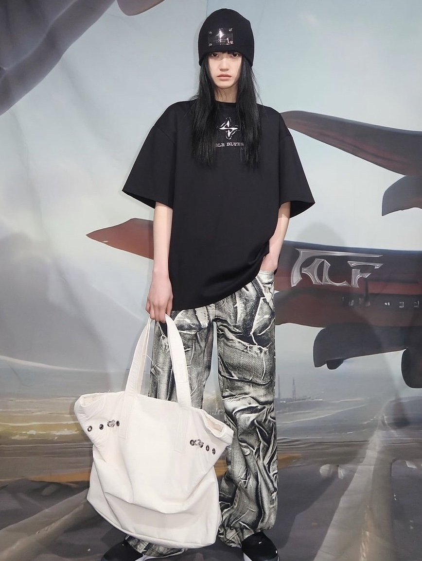 [KREAM 단독] BLR Logo Embroidery T-Shirt Black, BLR Bolt Tote Bag Ivory 착용 스타일 - 1