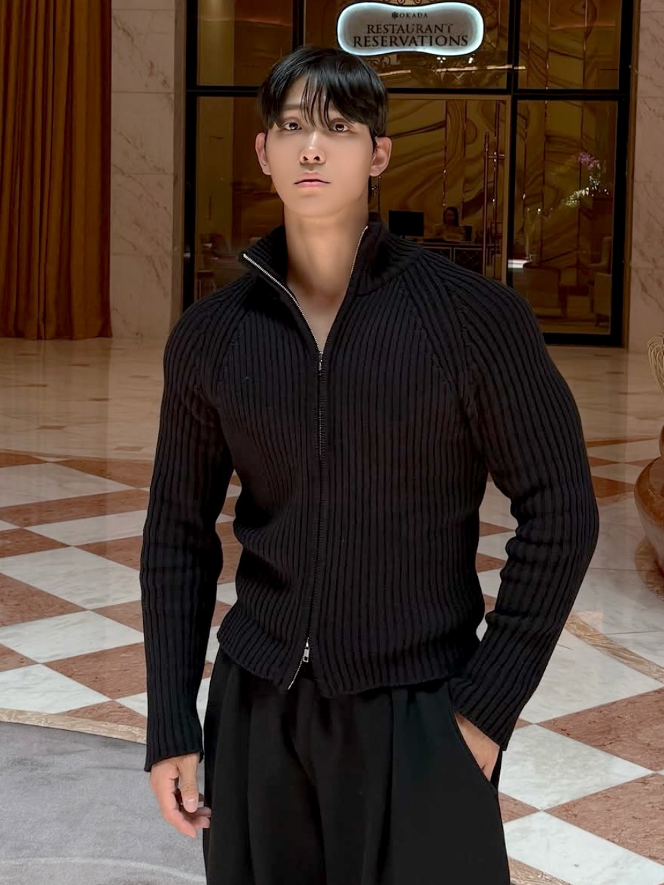 PHOS333 M Stand Neck Knit Zip-Up Black 착용 스타일 - 1