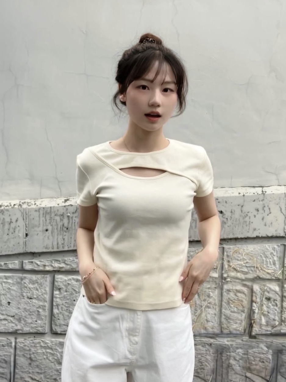 PHOS333 W Slim Fit Slit T-Shirt Cream 착용 스타일 - 1