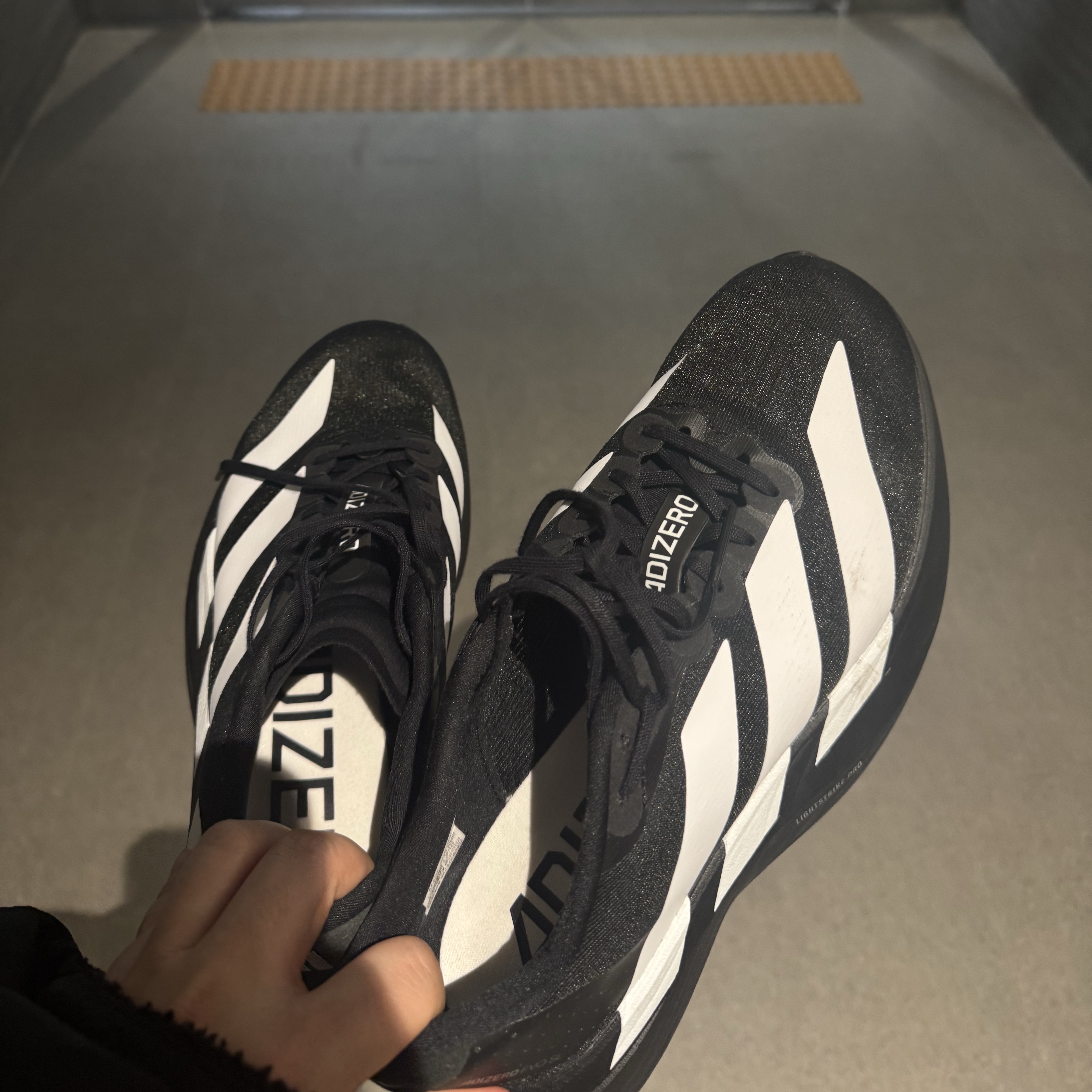 Adidas Adizero EVO SL Core Black Cloud White 착용 스타일