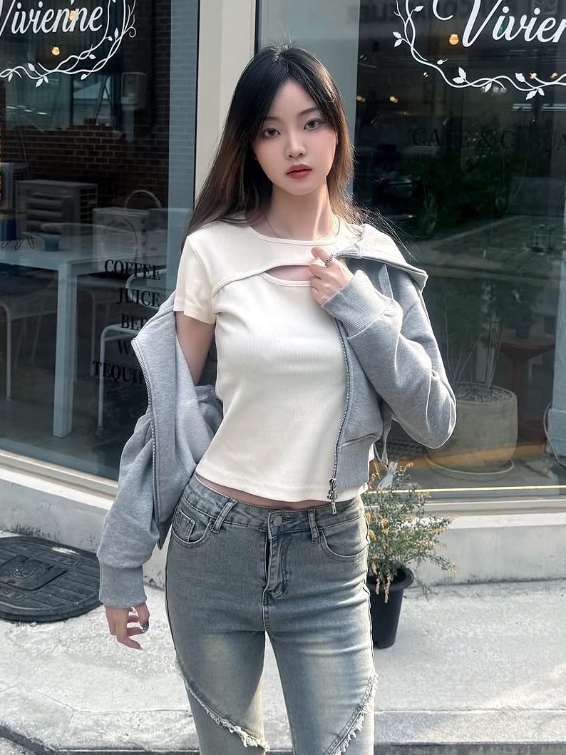 PHOS333 W Slim Fit Slit T-Shirt Cream 착용 스타일 - 1