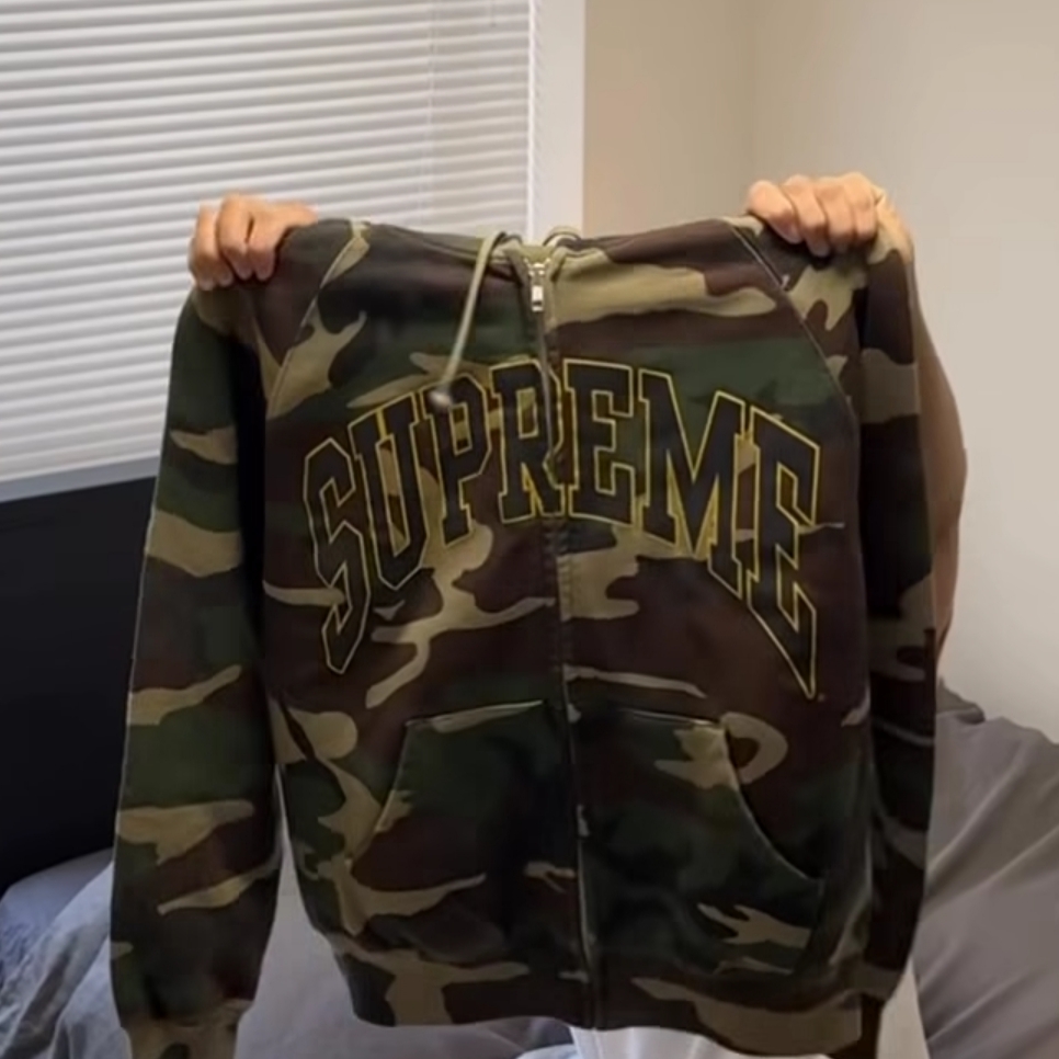 Supreme Cracked Raglan Zip Up Hooded Sweatshirt Woodland Camo - 26SS 착용 스타일