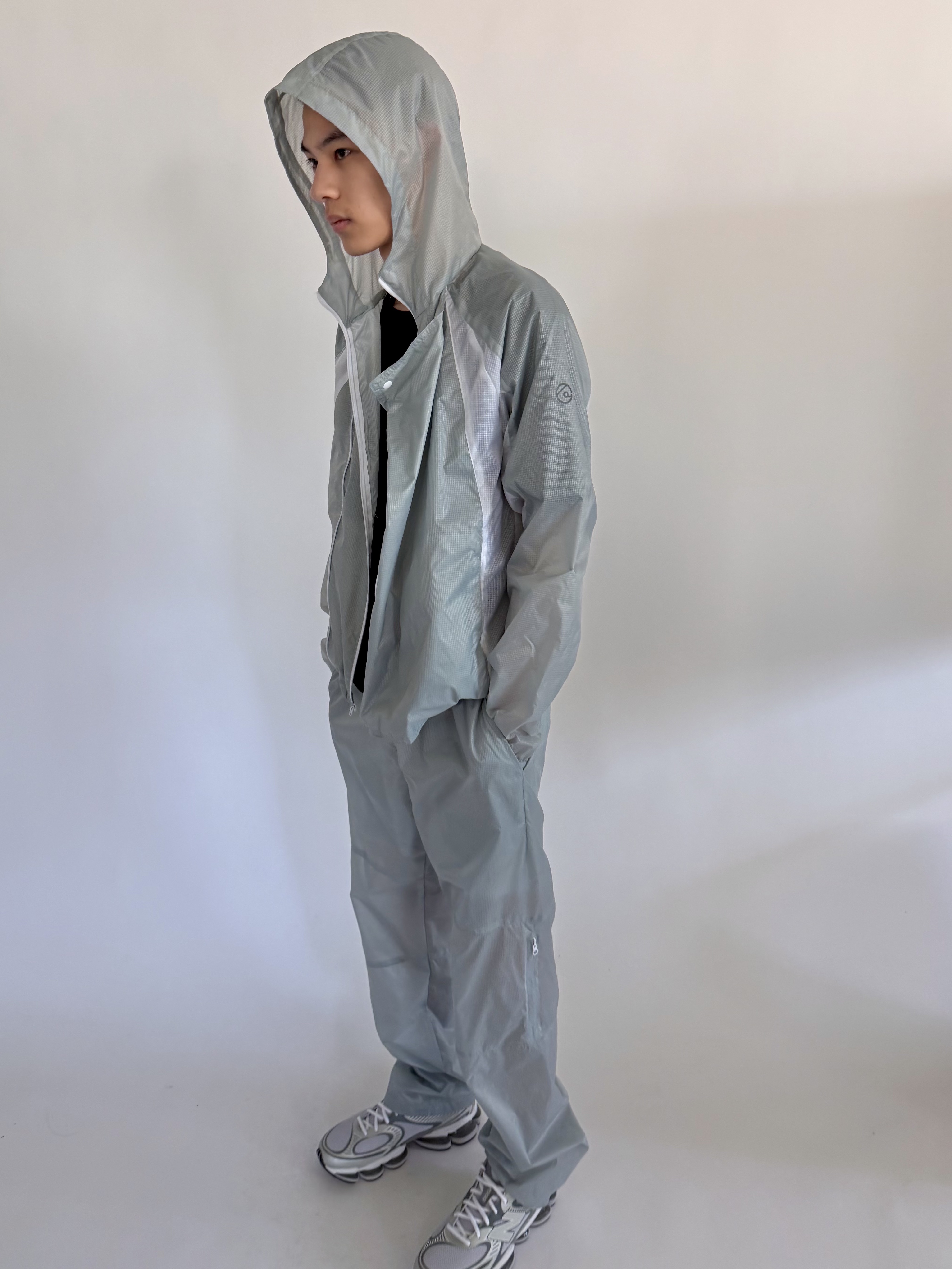 THE WARLD Opaque Windbreaker Jacket Ice Gray, THE WARLD Opaque Technical Pants Ice Gray 착용 스타일 - 2
