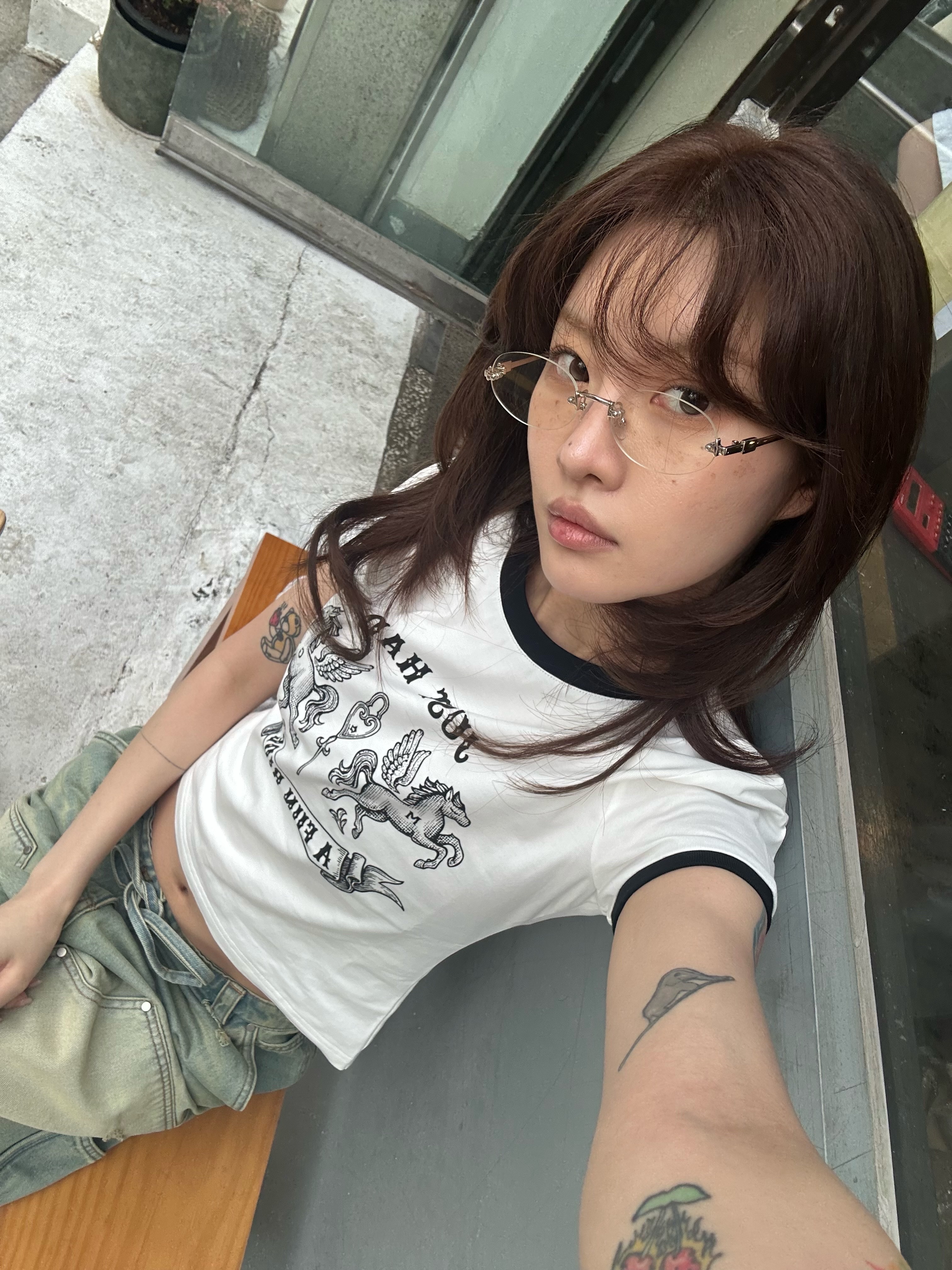 Markgong Women Fun Ride Printed T-Shirt White - 26SS, Markgong Women Blue Denim Cargo Shorts Blue - 26SS 착용 스타일 - 7