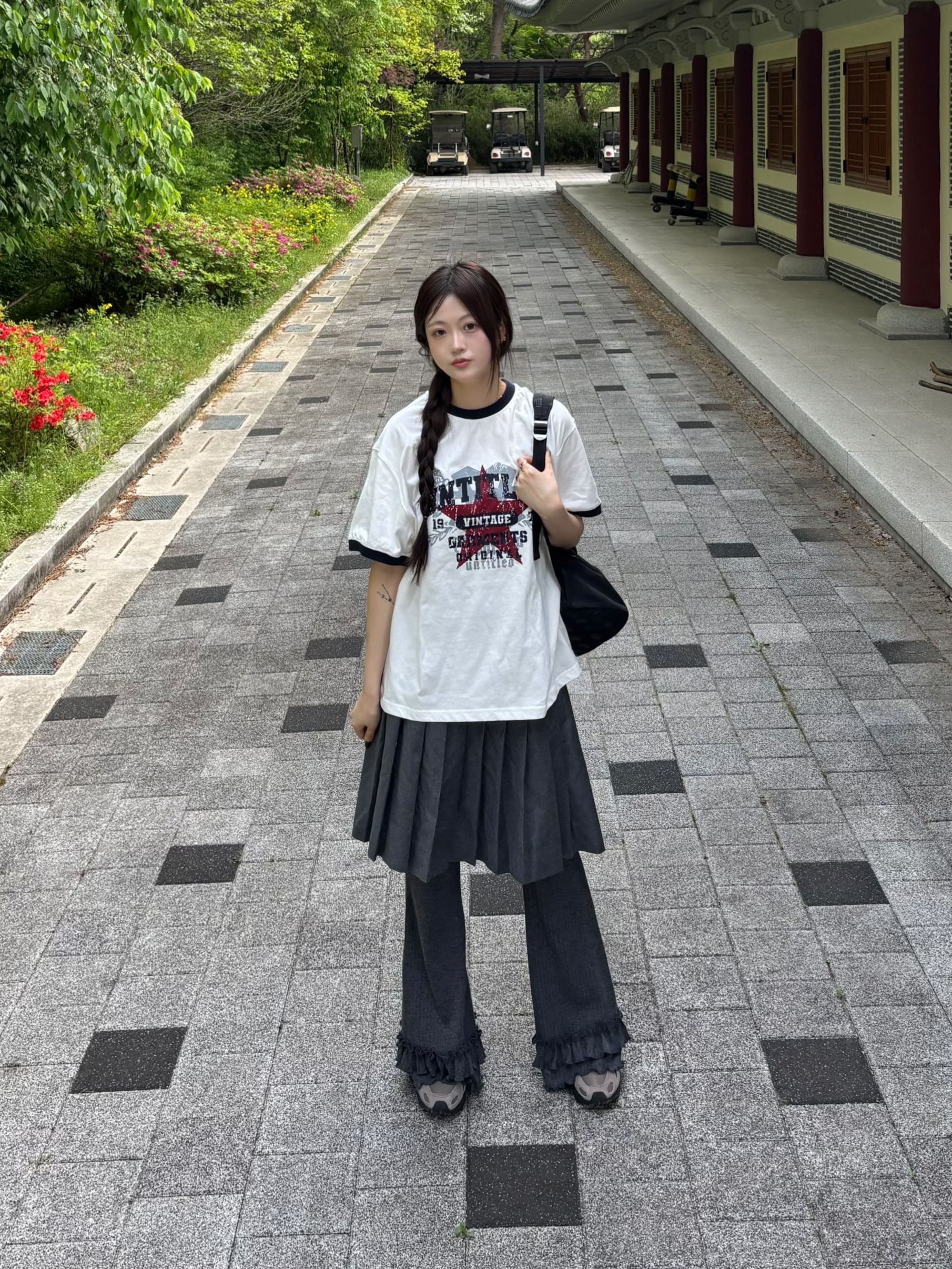 Flavorism VTG Graphic Linger T-shirt White Navy 착용 스타일 - 10