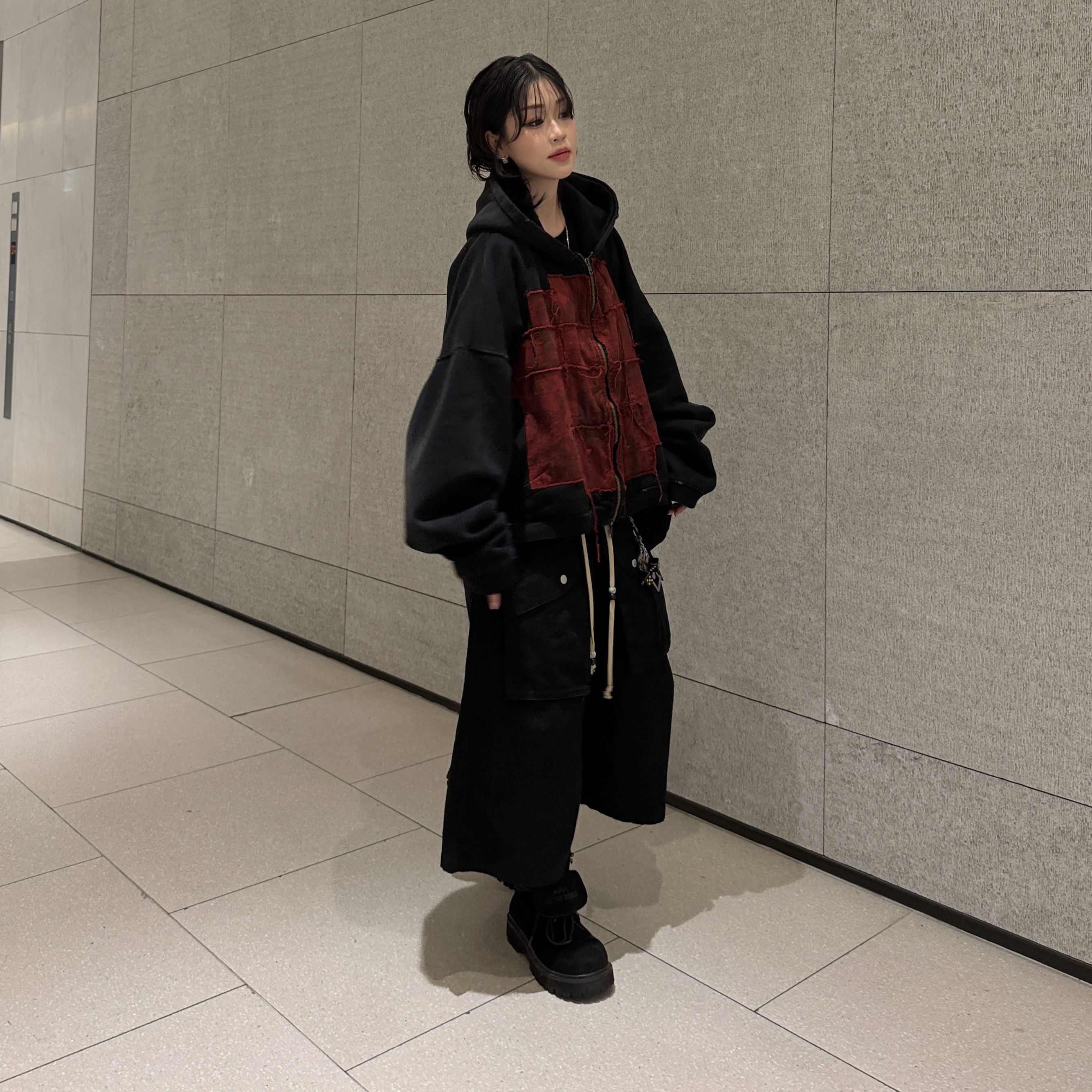 Flavorism VTG Washed Bermuda Pants Washed Black, Undermycar Burning Wasteland Multi Patched Zipped Hoodie Black 착용 스타일 - 5