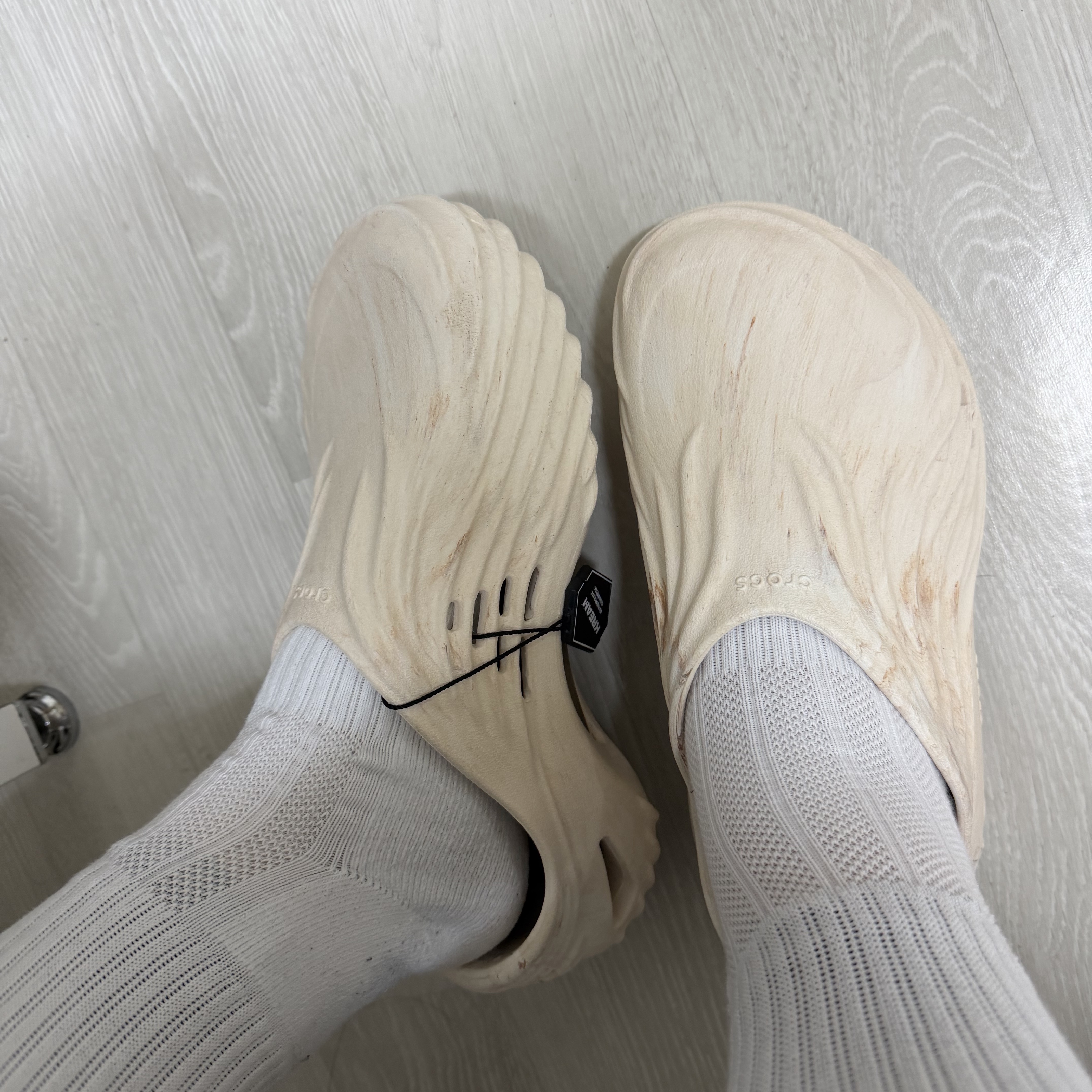 Crocs Echo Watercolor Marbled Wave Clog Bone Multi 착용 스타일