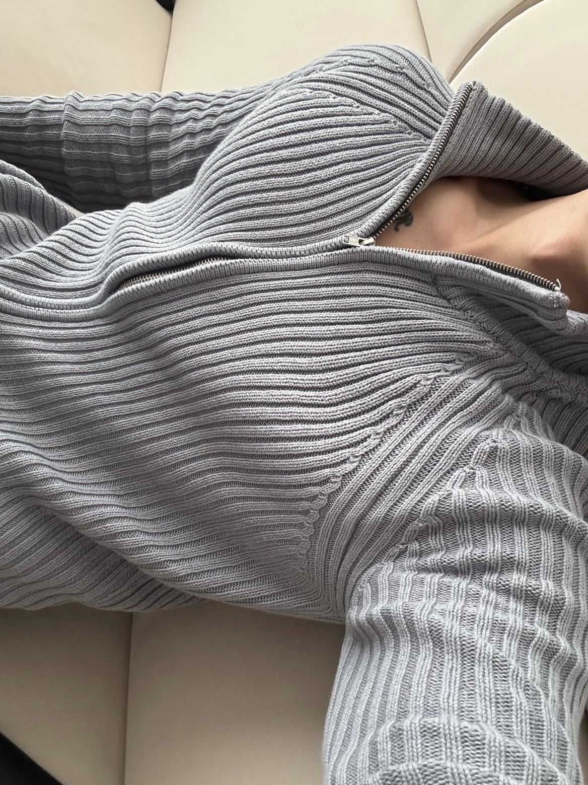 PHOS333 M Stand Neck Knit Zip-Up Grey 착용 스타일 - 4