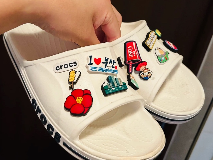 Crocs Bayaband Slide White Navy 착용 스타일