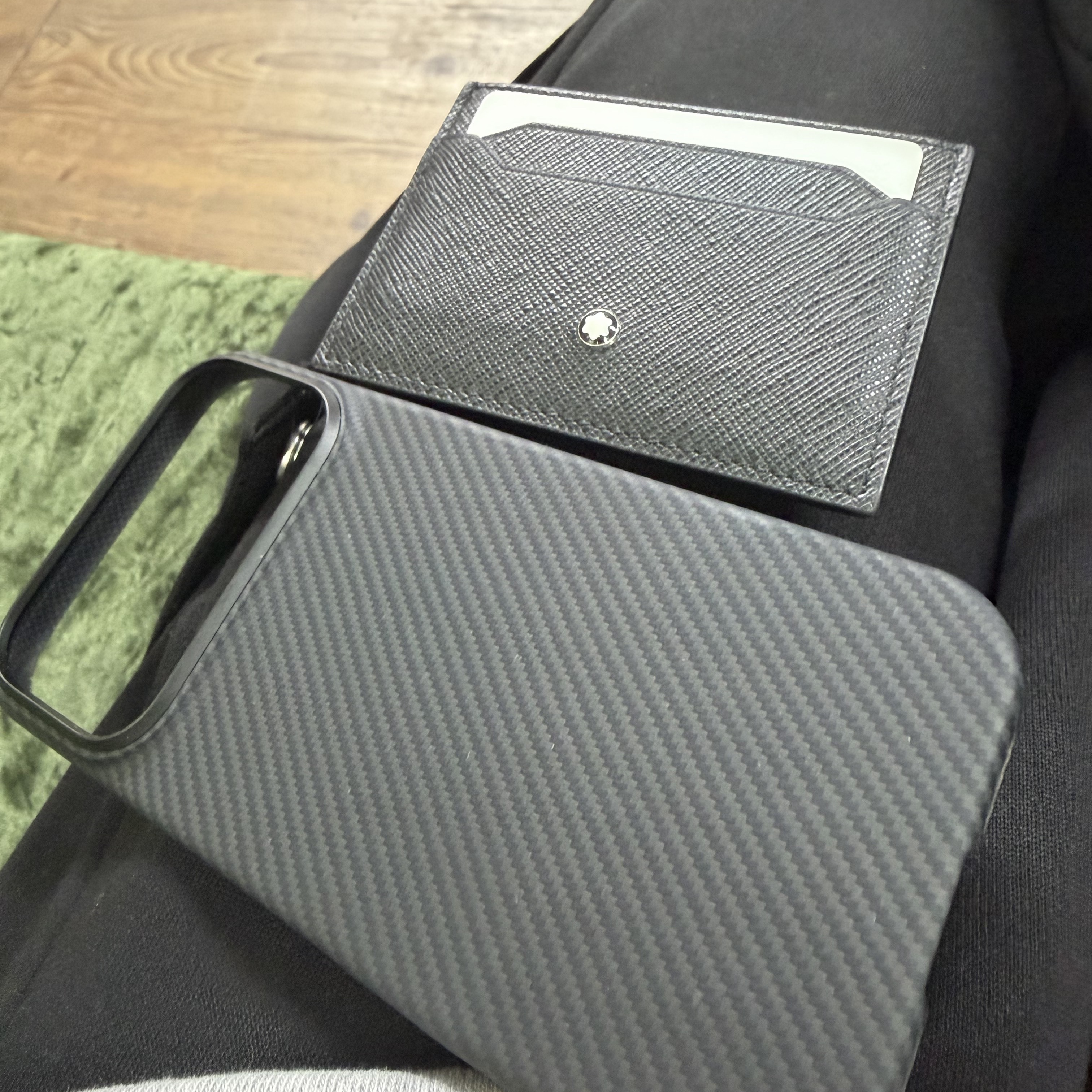 PITAKA Ultra-Slim Case for iPhone 17 Pro, Montblanc Sartorial 5cc Card Holder Black 착용 스타일