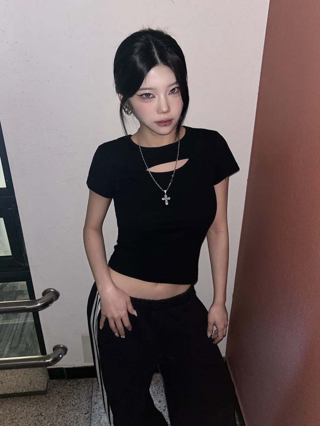 PHOS333 W Slim Fit Slit T-Shirt Black 착용 스타일 - 1