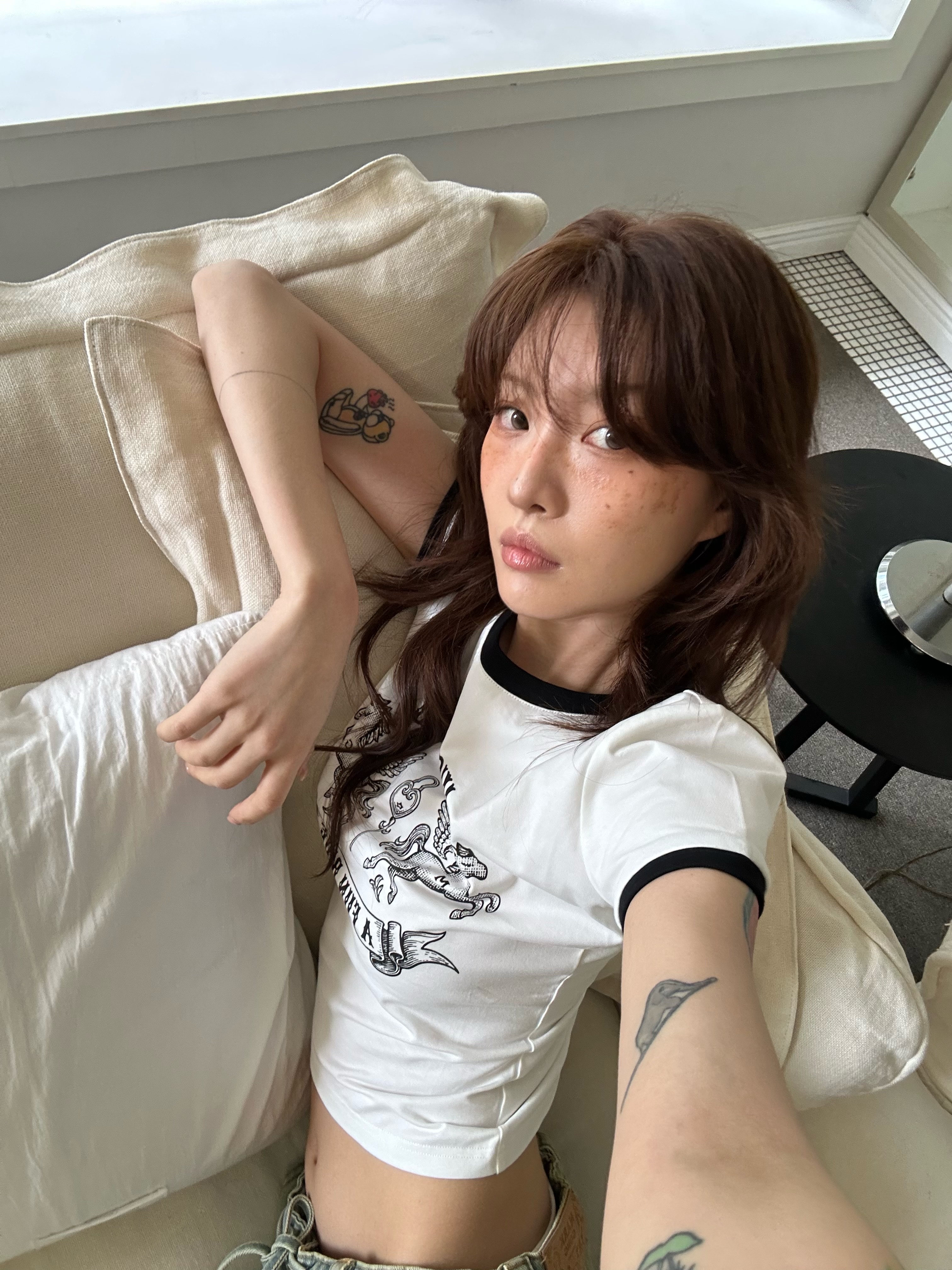 Markgong Women Fun Ride Printed T-Shirt White - 26SS, Markgong Women Blue Denim Cargo Shorts Blue - 26SS 착용 스타일 - 1