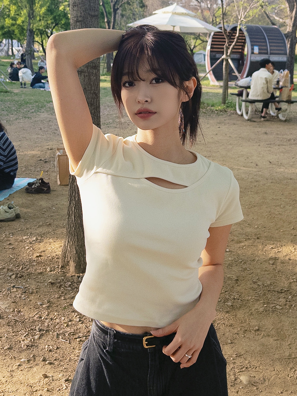 PHOS333 W Slim Fit Slit T-Shirt Cream 착용 스타일 - 1