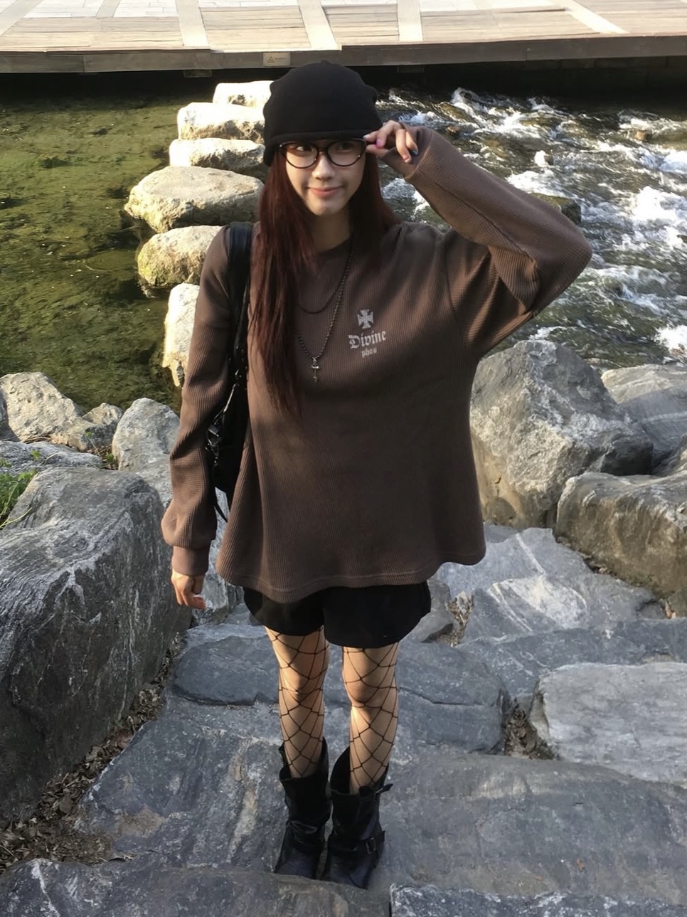 PHOS333 Divine Waffle Long Sleeved Dark Brown 착용 스타일 - 1