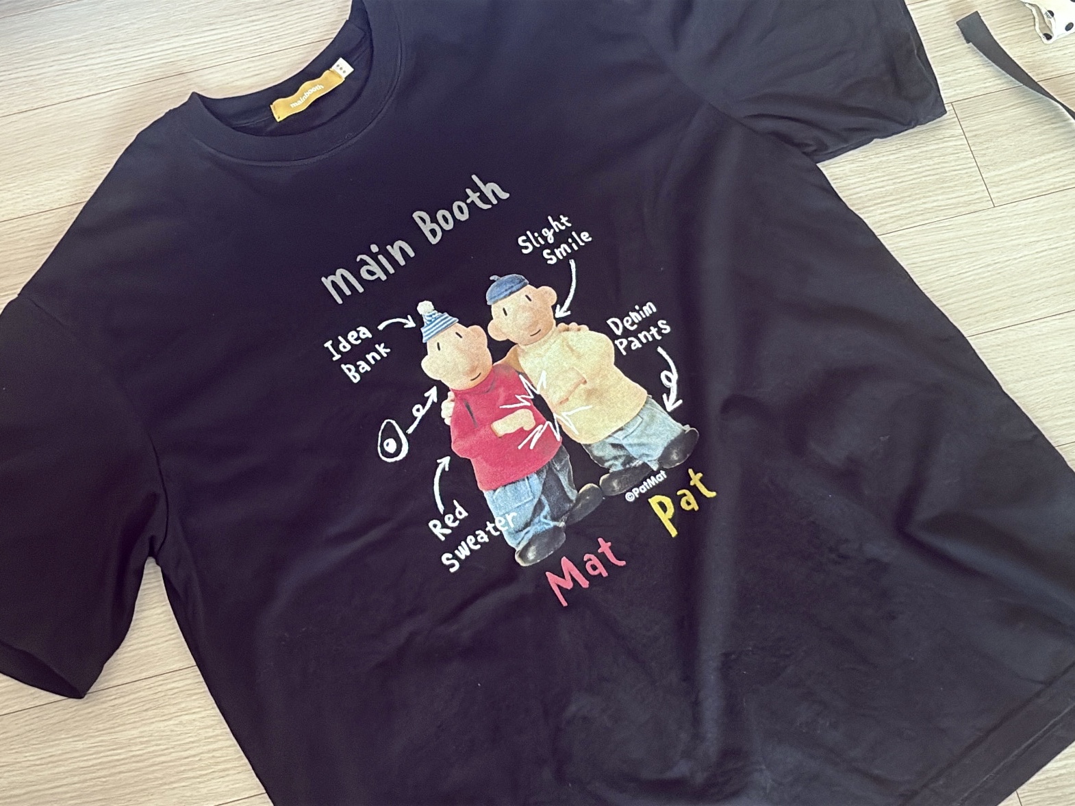 MAINBOOTH [Pat&Mat] QnA T-shirt Black 착용 스타일