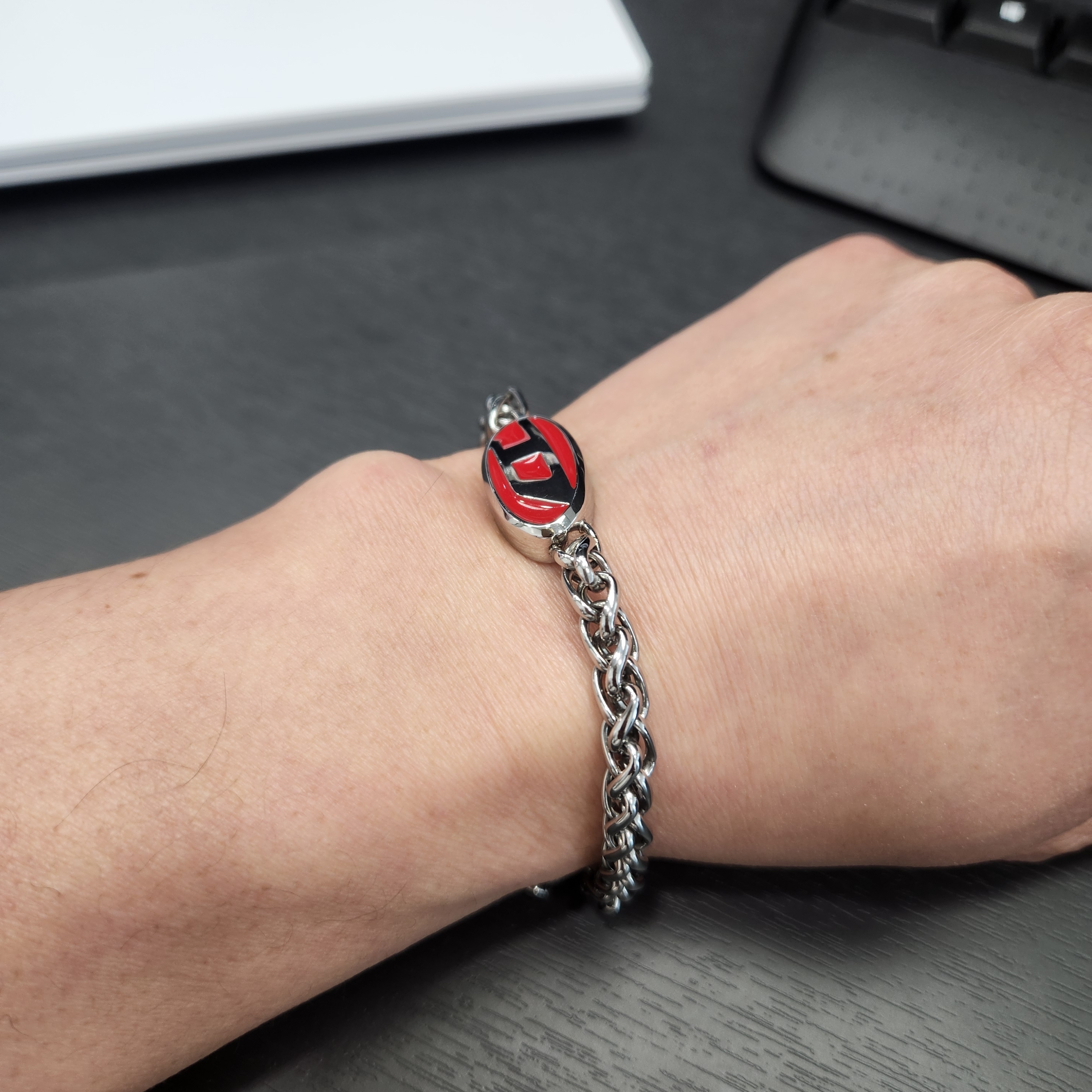Diesel Dx1445 Red Enamel and Stainless Steel Chain Bracelet Silver 착용 스타일
