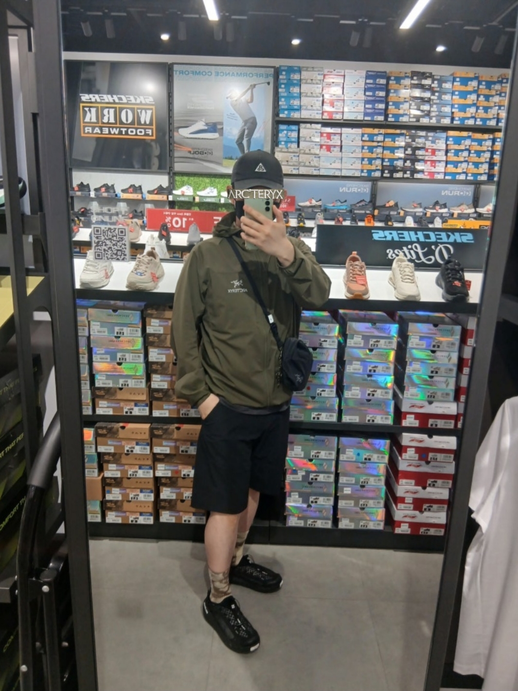 Nike ACG Trail Cap Black, Arc'teryx Heliad 6 Crossbody Bag Black 착용 스타일