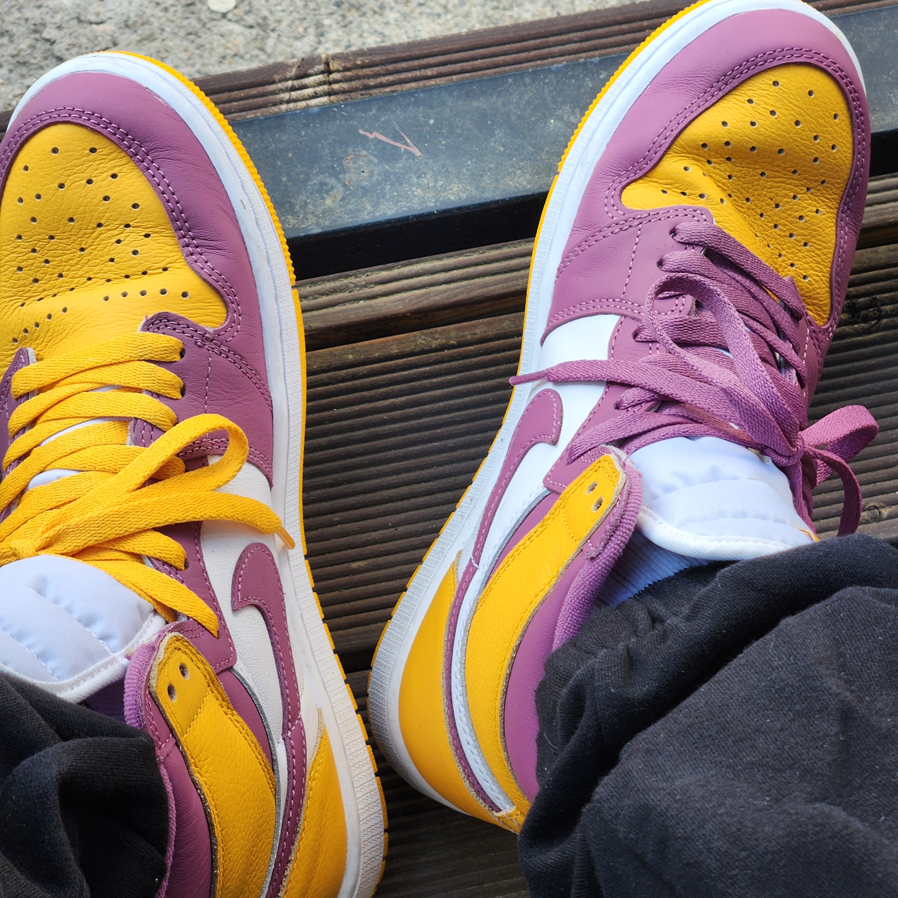 Human Made Coach Jacket Black, Jordan 1 Retro High OG University Gold Light Bordeaux 착용 스타일 - 2