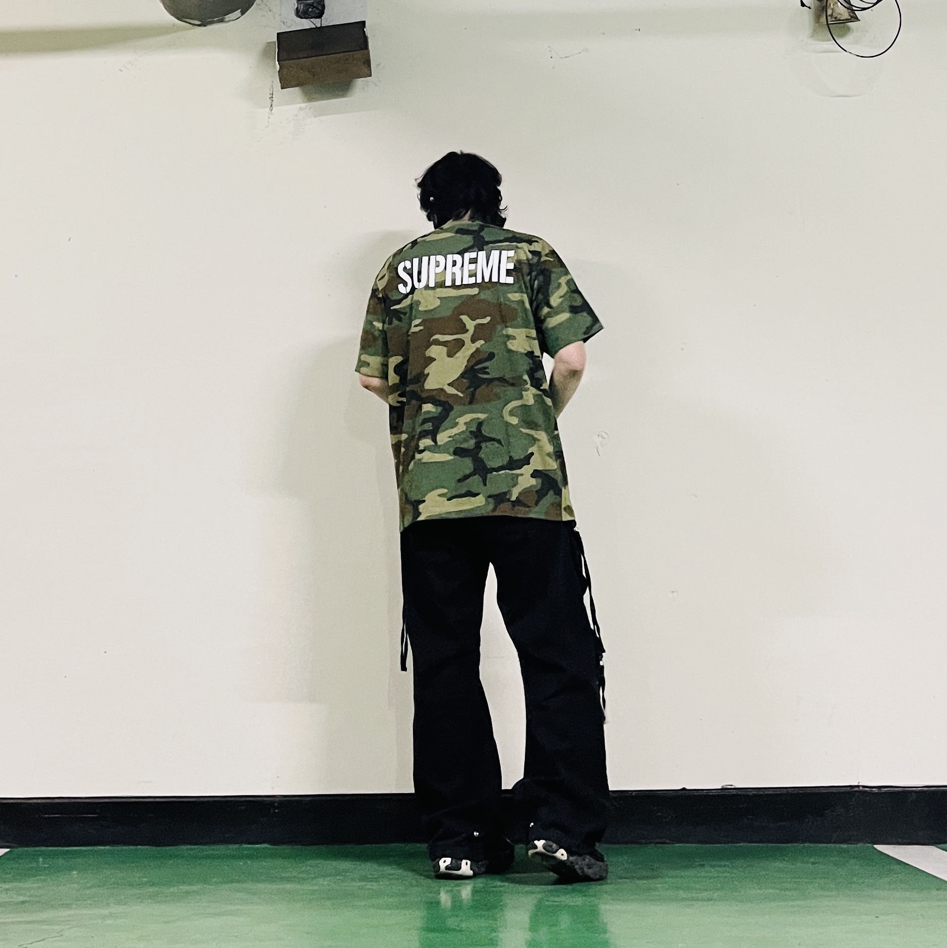 Supreme World Famous T-Shirt Woodland Camo - 26SS 착용 스타일 - 2