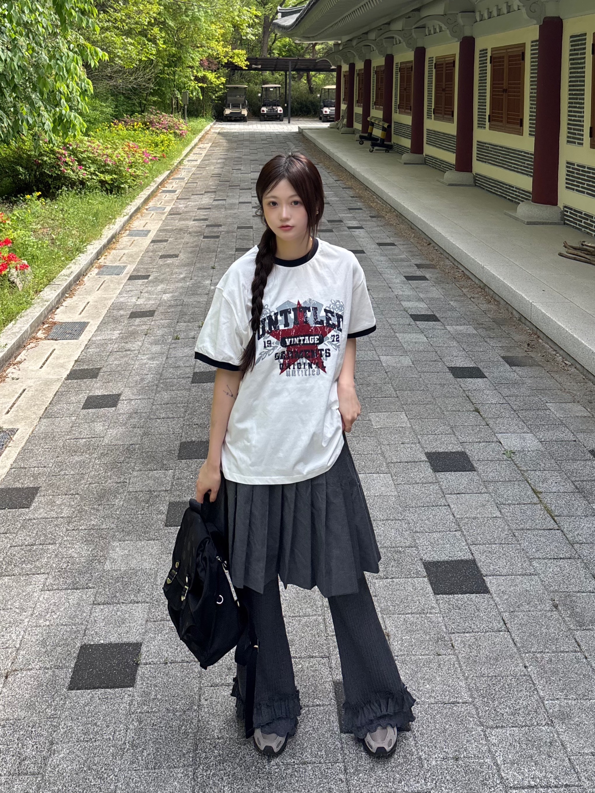 Flavorism VTG Graphic Linger T-shirt White Navy 착용 스타일 - 5