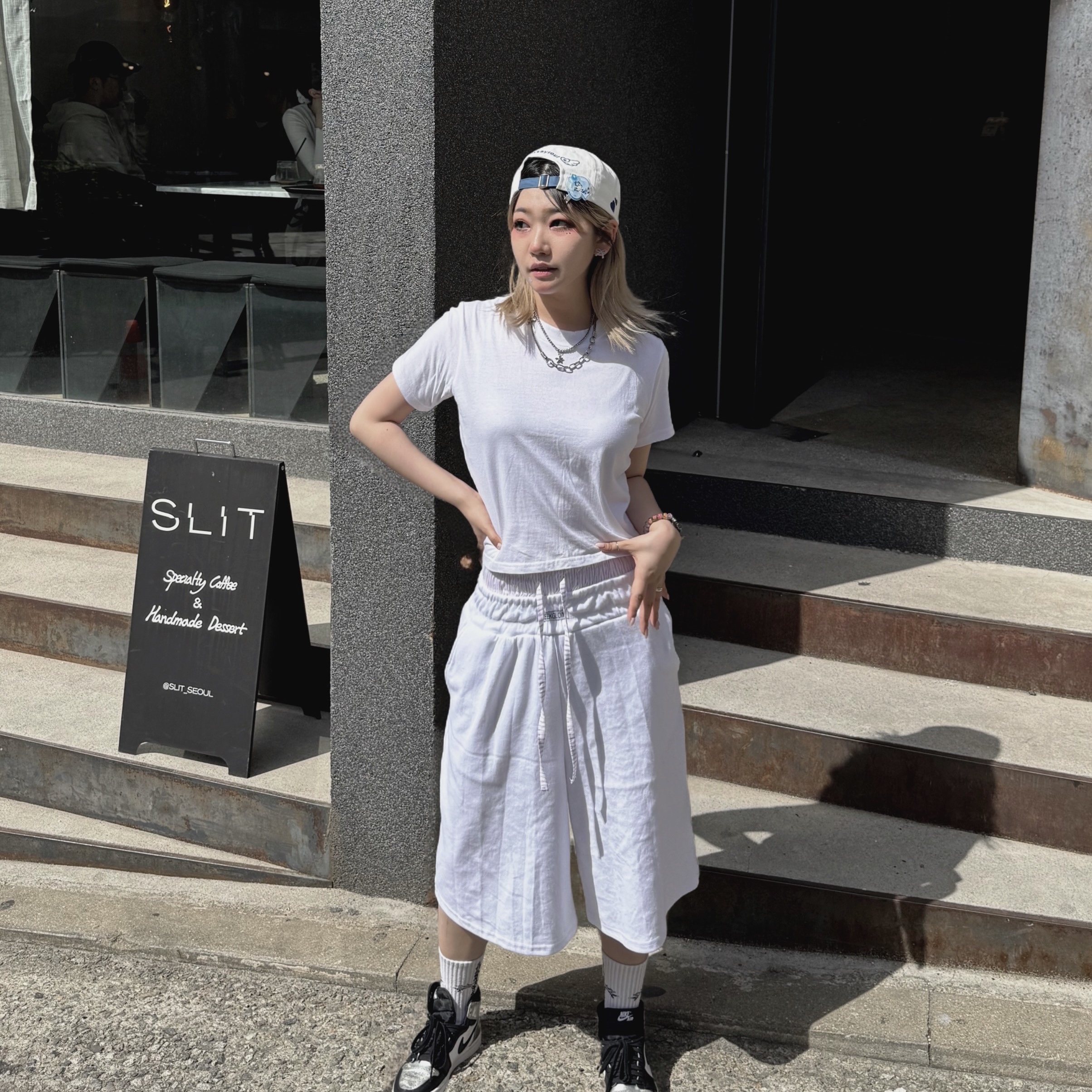 SLEEKGLOW Boxer Trunk Bermuda Pants White 착용 스타일 - 2
