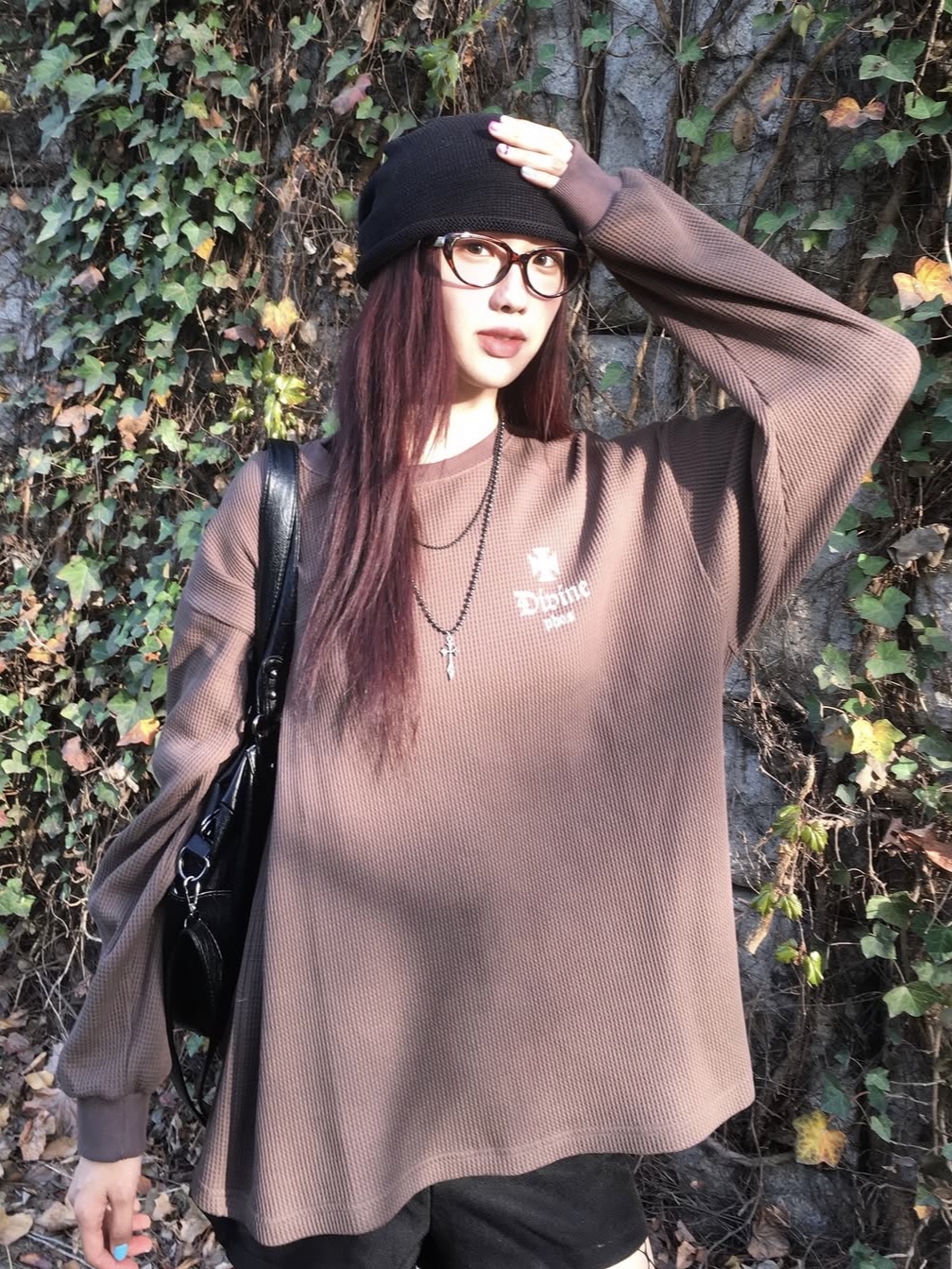 PHOS333 Divine Waffle Long Sleeved Dark Brown 착용 스타일 - 3