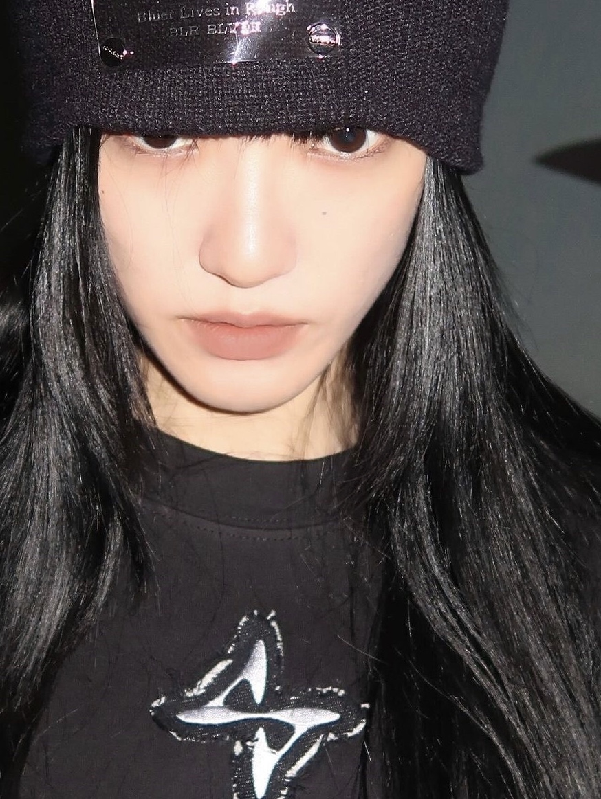 [KREAM 단독] BLR Logo Embroidery T-Shirt Black, BLR Bolt Tote Bag Ivory 착용 스타일 - 2