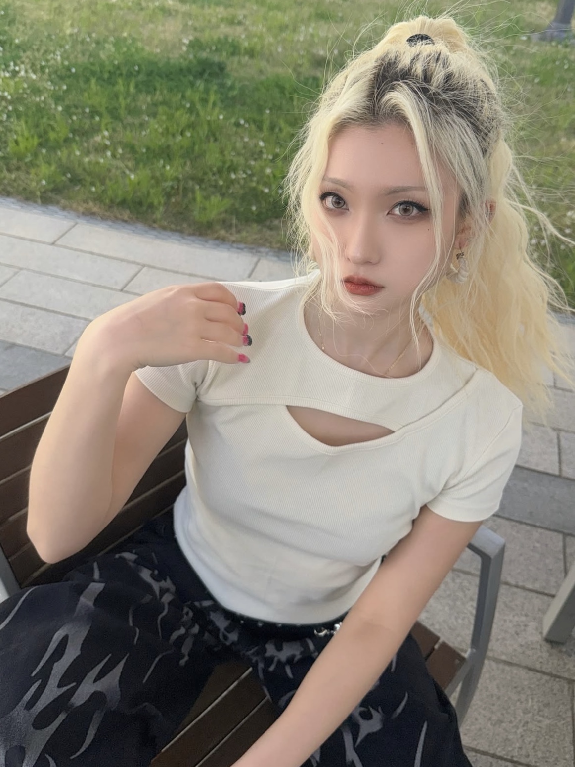 PHOS333 W Slim Fit Slit T-Shirt Cream 착용 스타일 - 2