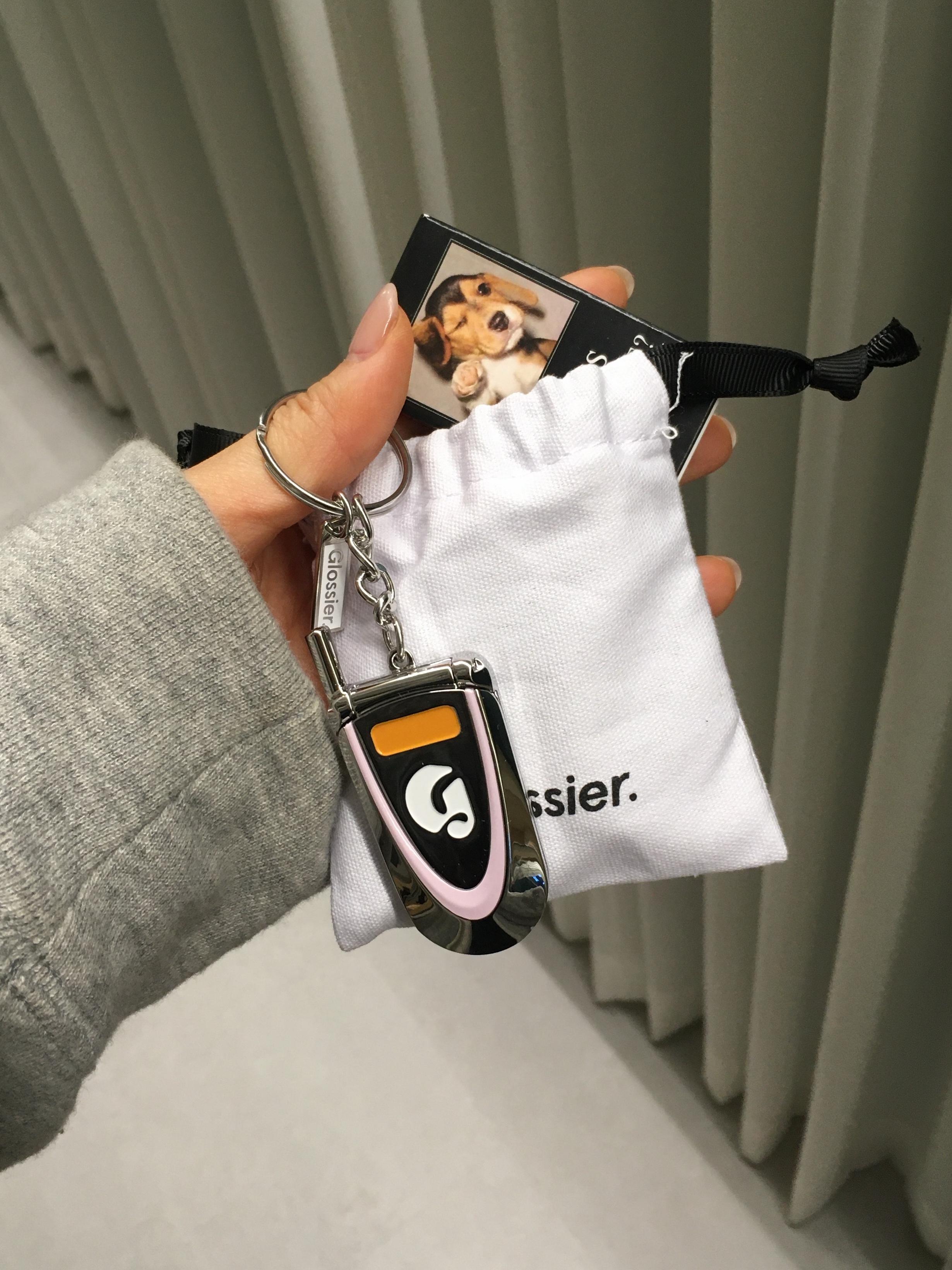 Glossier Cell Phone Keychain - LA Exclusive 착용 스타일