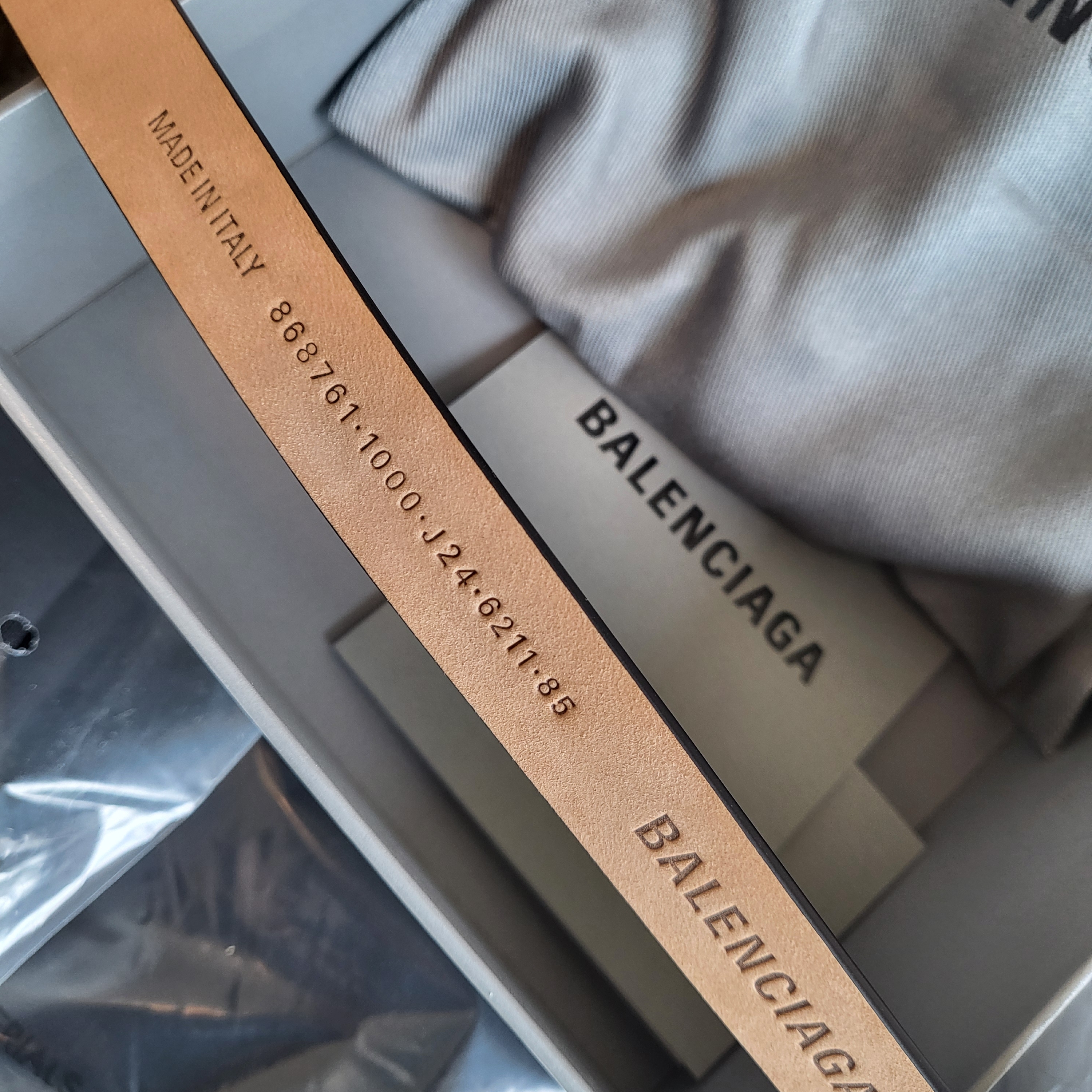 (W) Balenciaga Bolero BB Belt In Black 착용 스타일 - 2