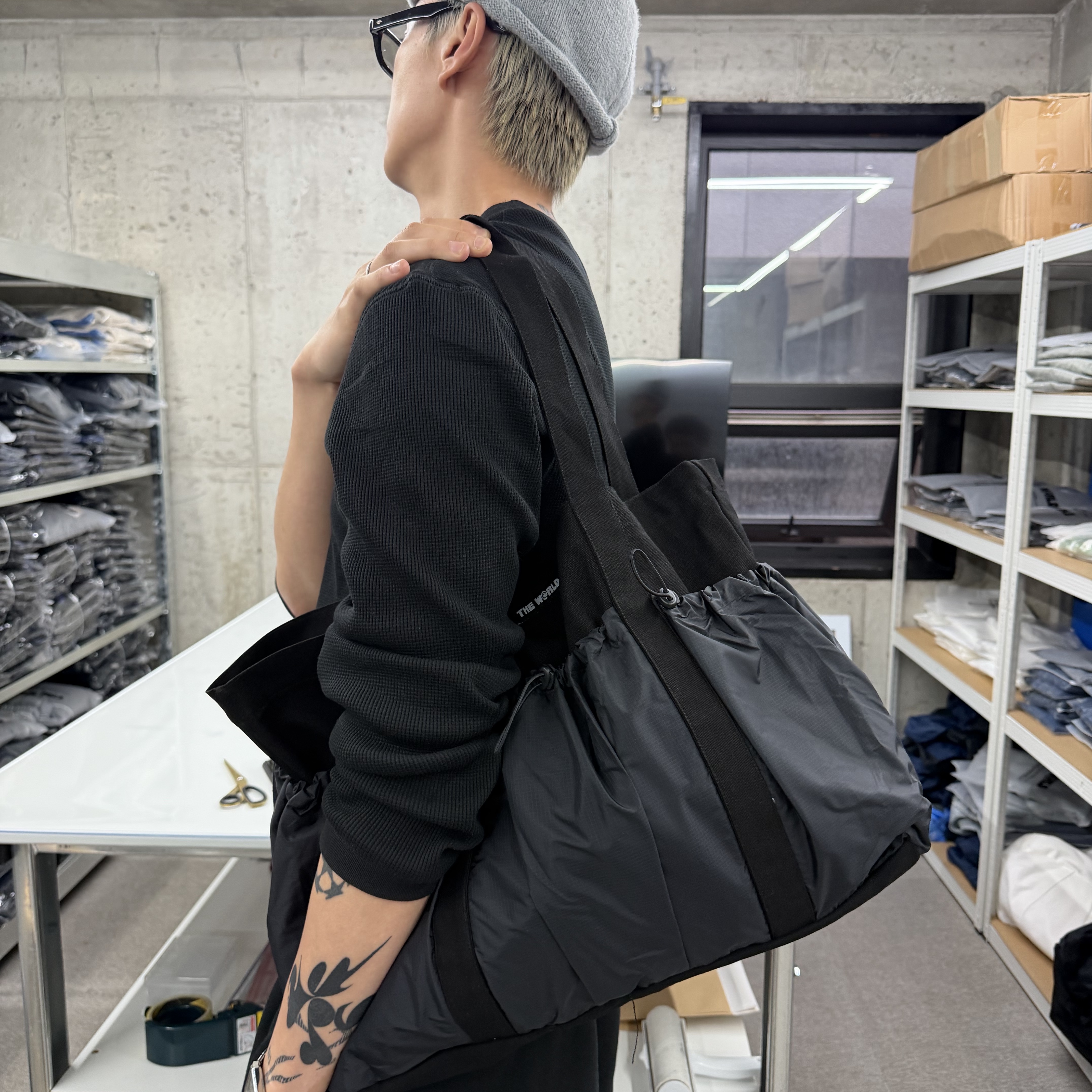 THE WARLD C.N Tote Bag Black 착용 스타일 - 2