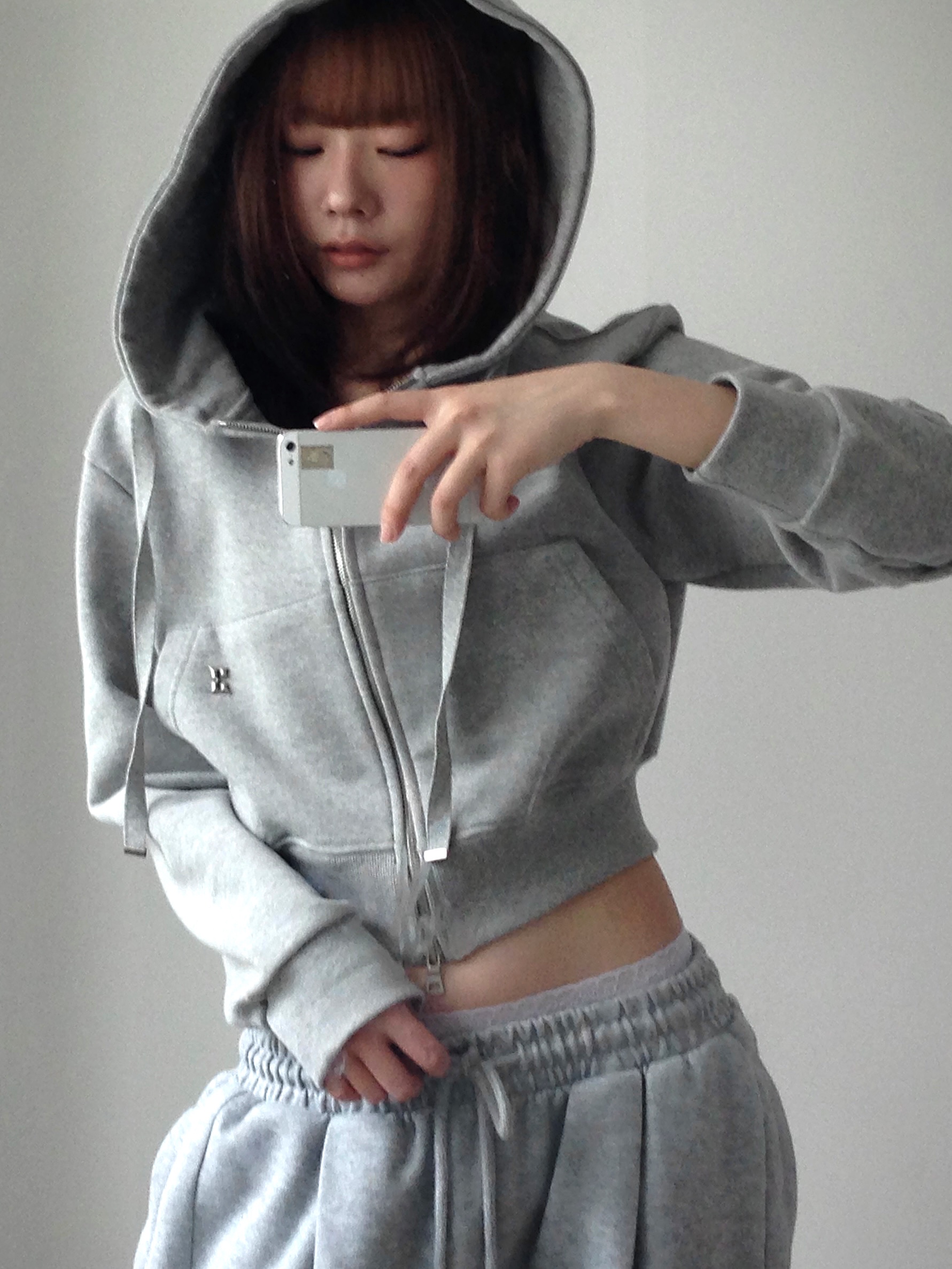 PHOS333 W Basic Crop Hood Zip Up 착용 스타일 - 2
