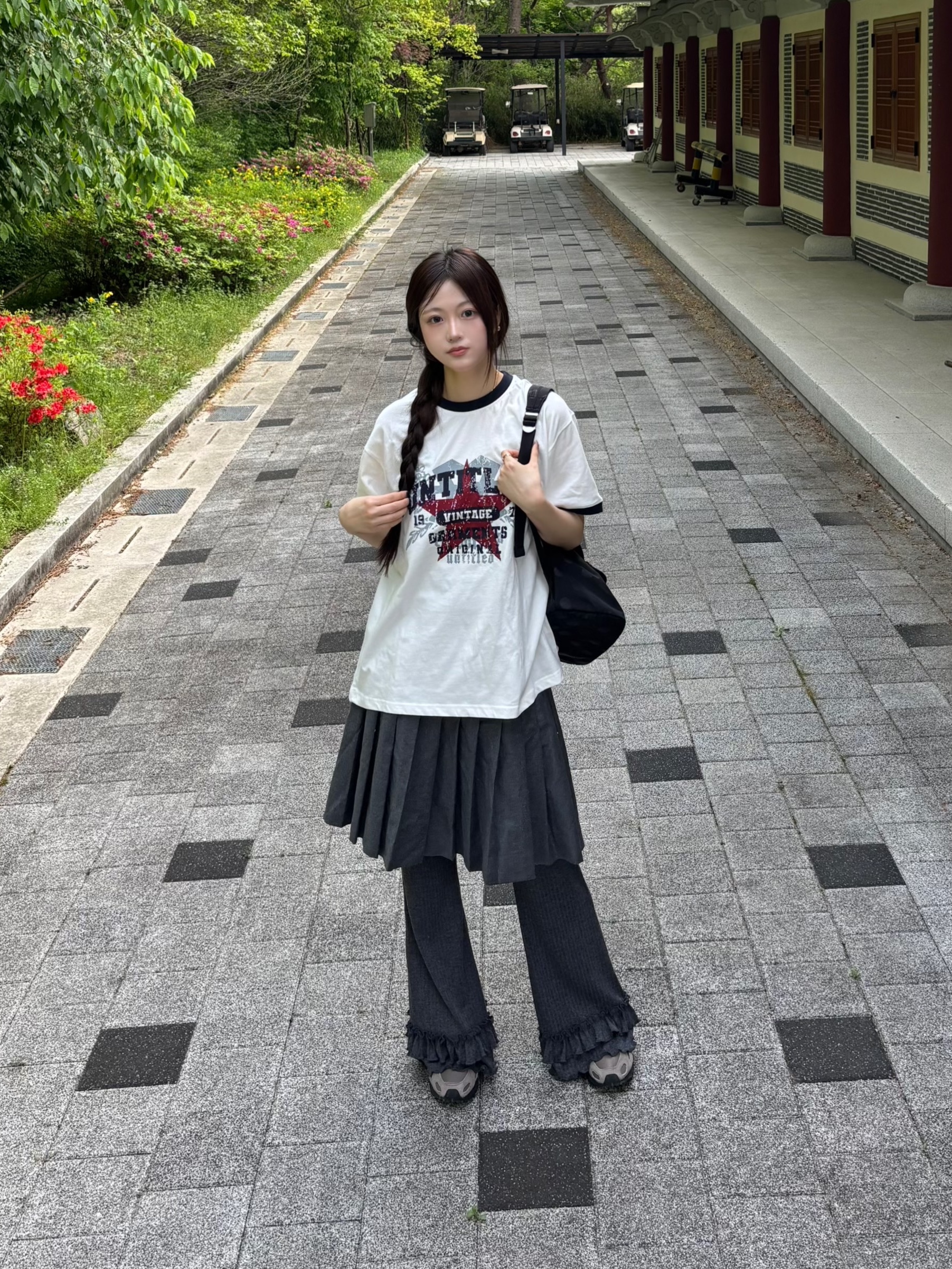 Flavorism VTG Graphic Linger T-shirt White Navy 착용 스타일 - 8