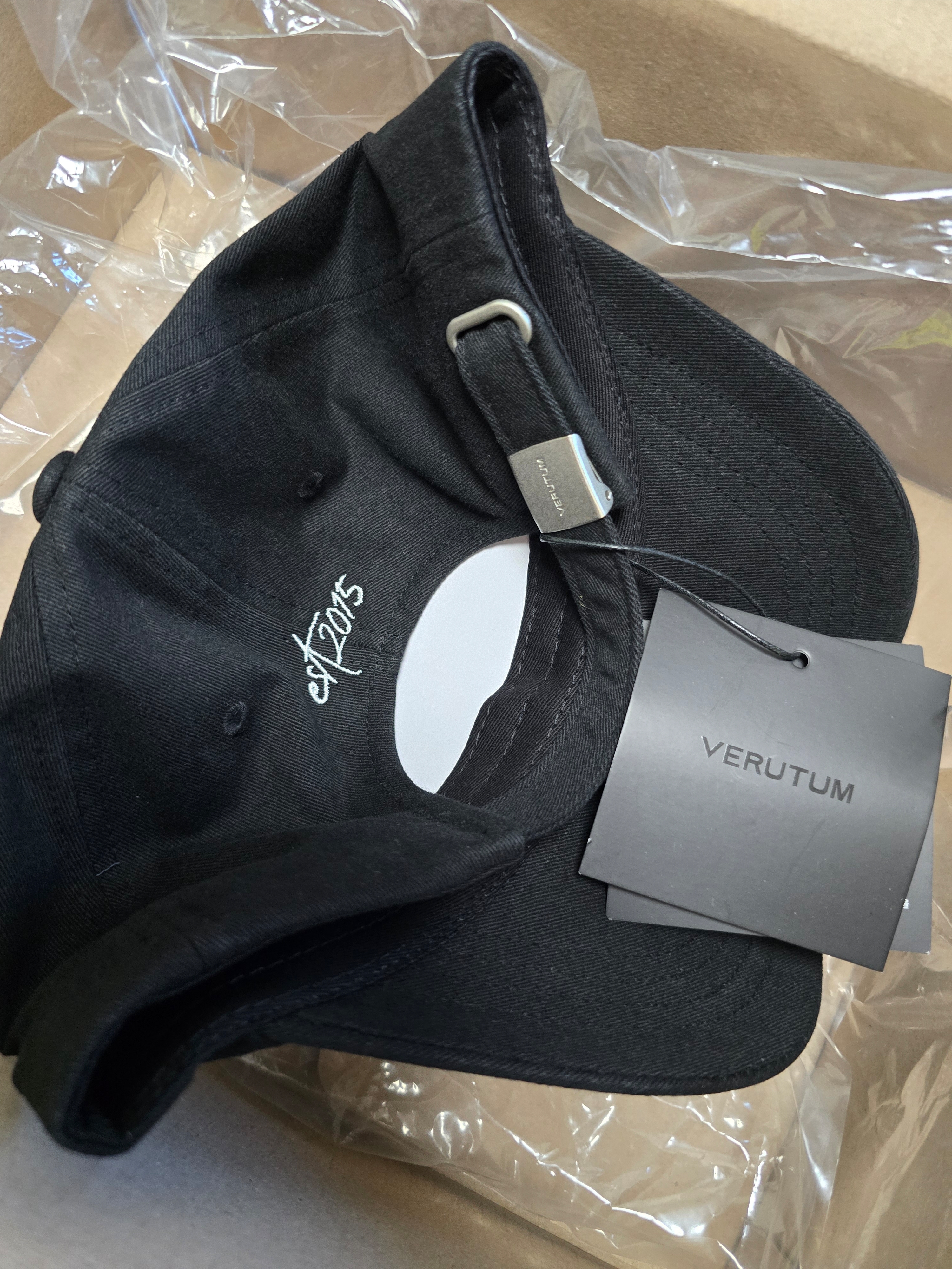 VERUTUM BC212 Funky Serif Big Version Logo Ball Cap Black 착용 스타일 - 2