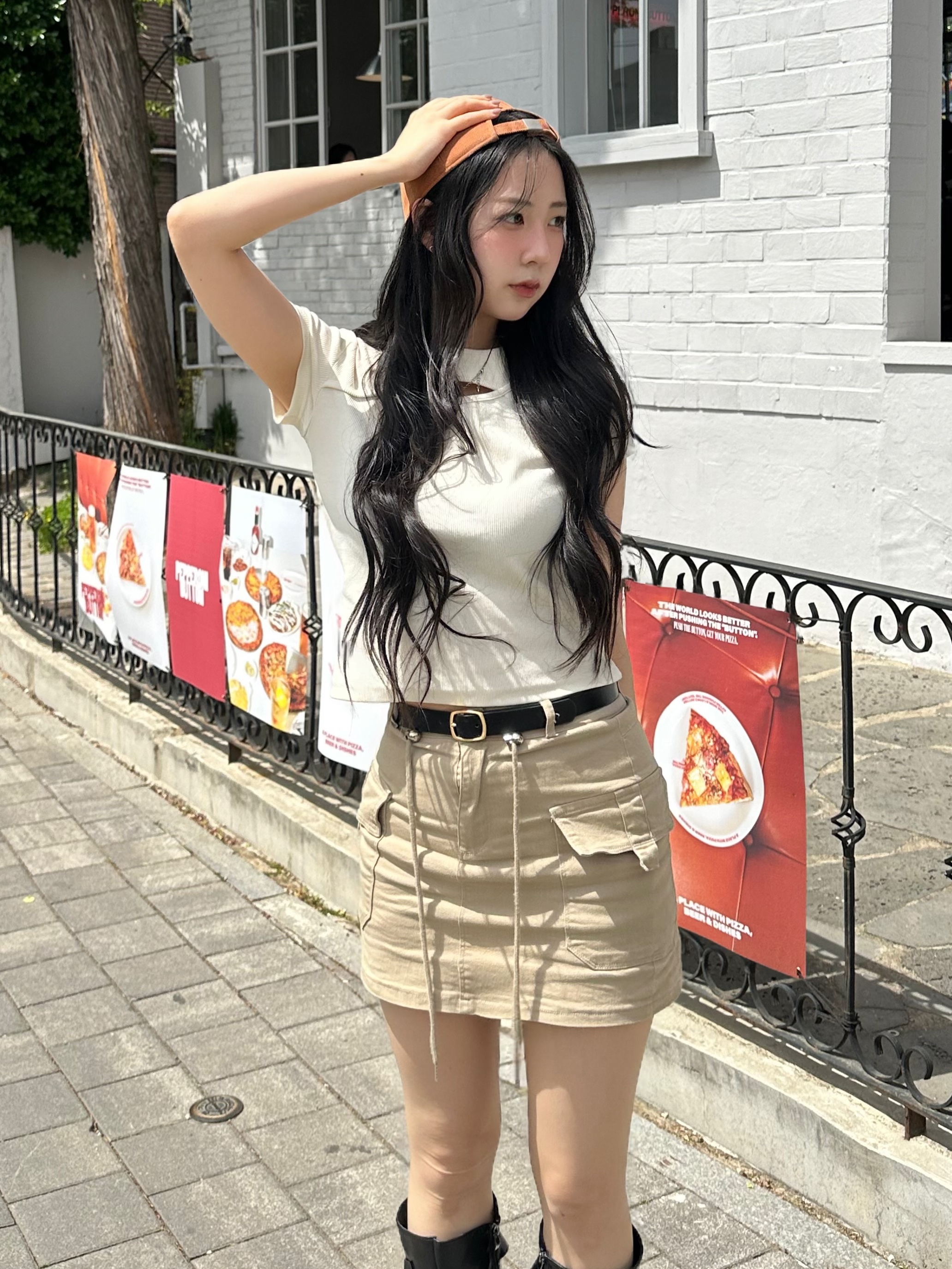 PHOS333 W Slim Fit Slit T-Shirt Cream 착용 스타일 - 1