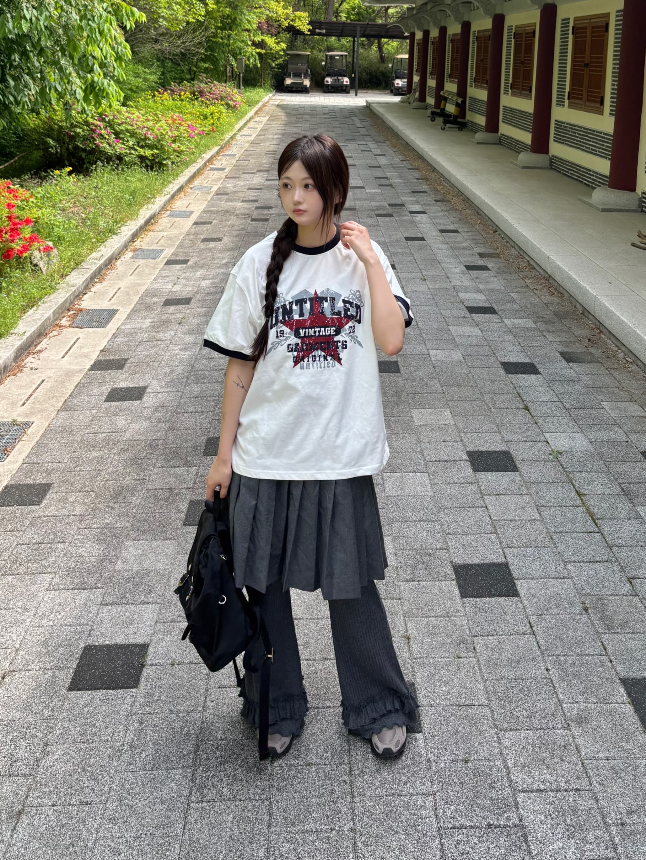 Flavorism VTG Graphic Linger T-shirt White Navy 착용 스타일 - 2