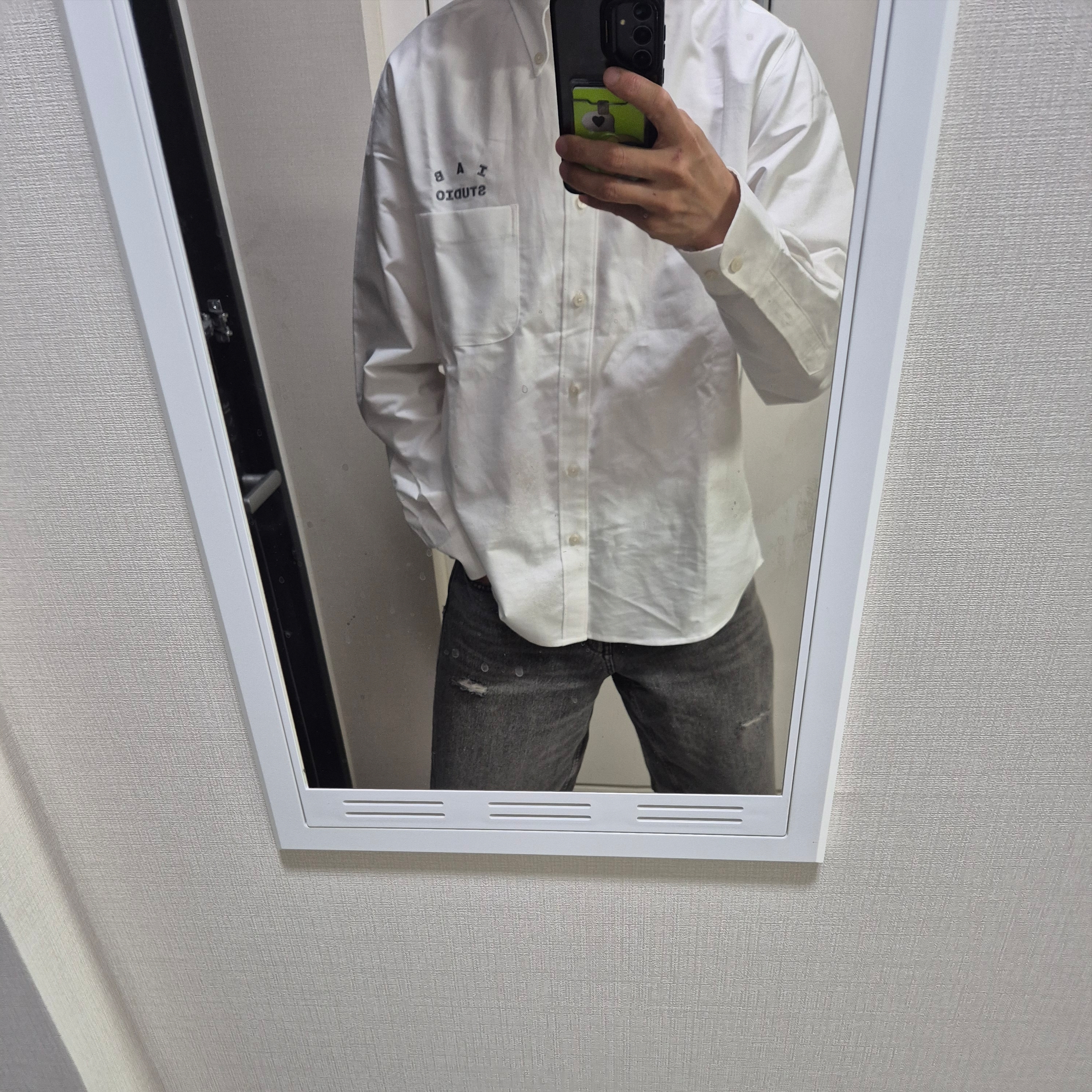 IAB Studio IAB Shirt White 착용 스타일 - 1
