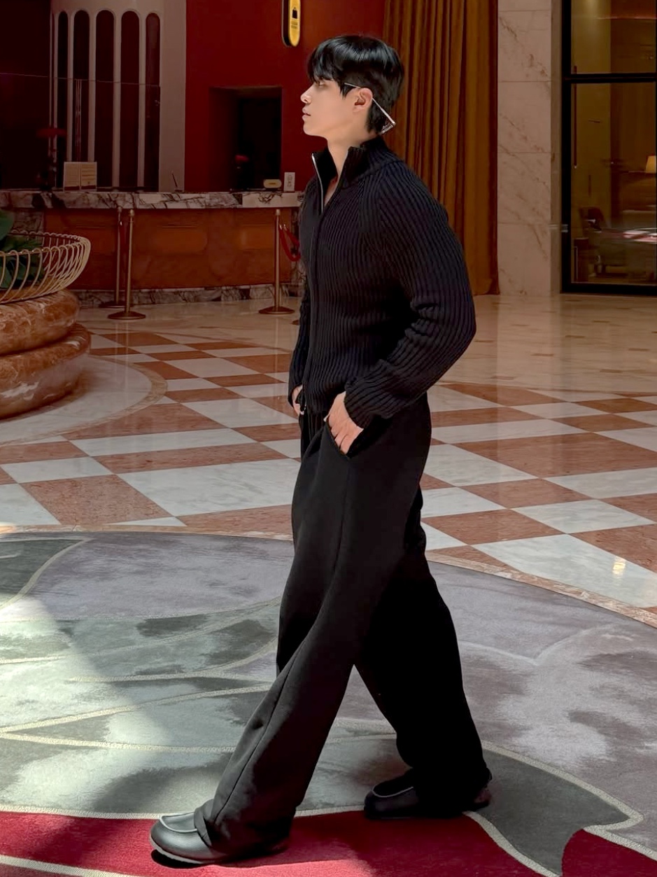 PHOS333 M Stand Neck Knit Zip-Up Black 착용 스타일 - 2