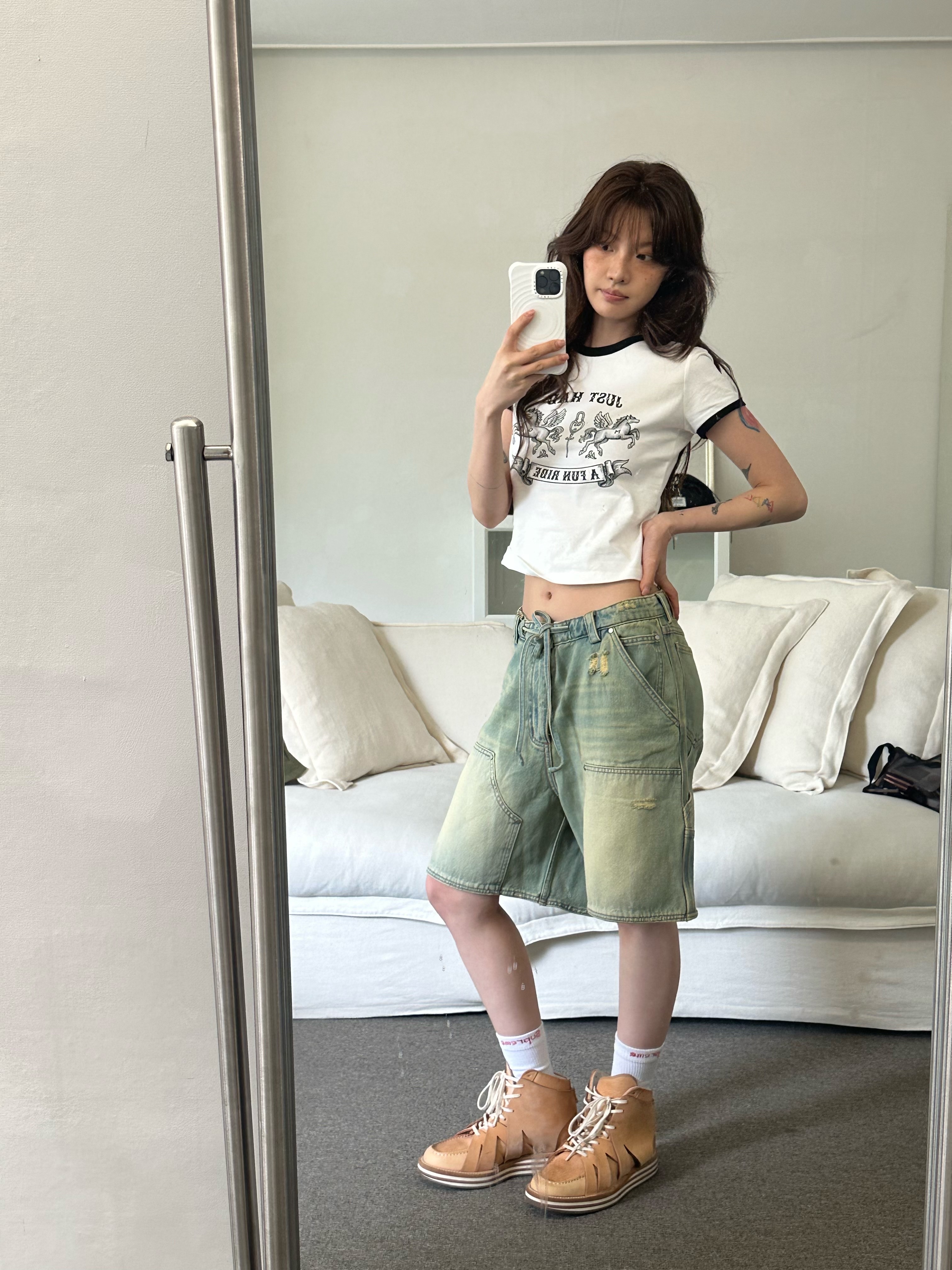 Markgong Women Fun Ride Printed T-Shirt White - 26SS, Markgong Women Blue Denim Cargo Shorts Blue - 26SS 착용 스타일 - 5