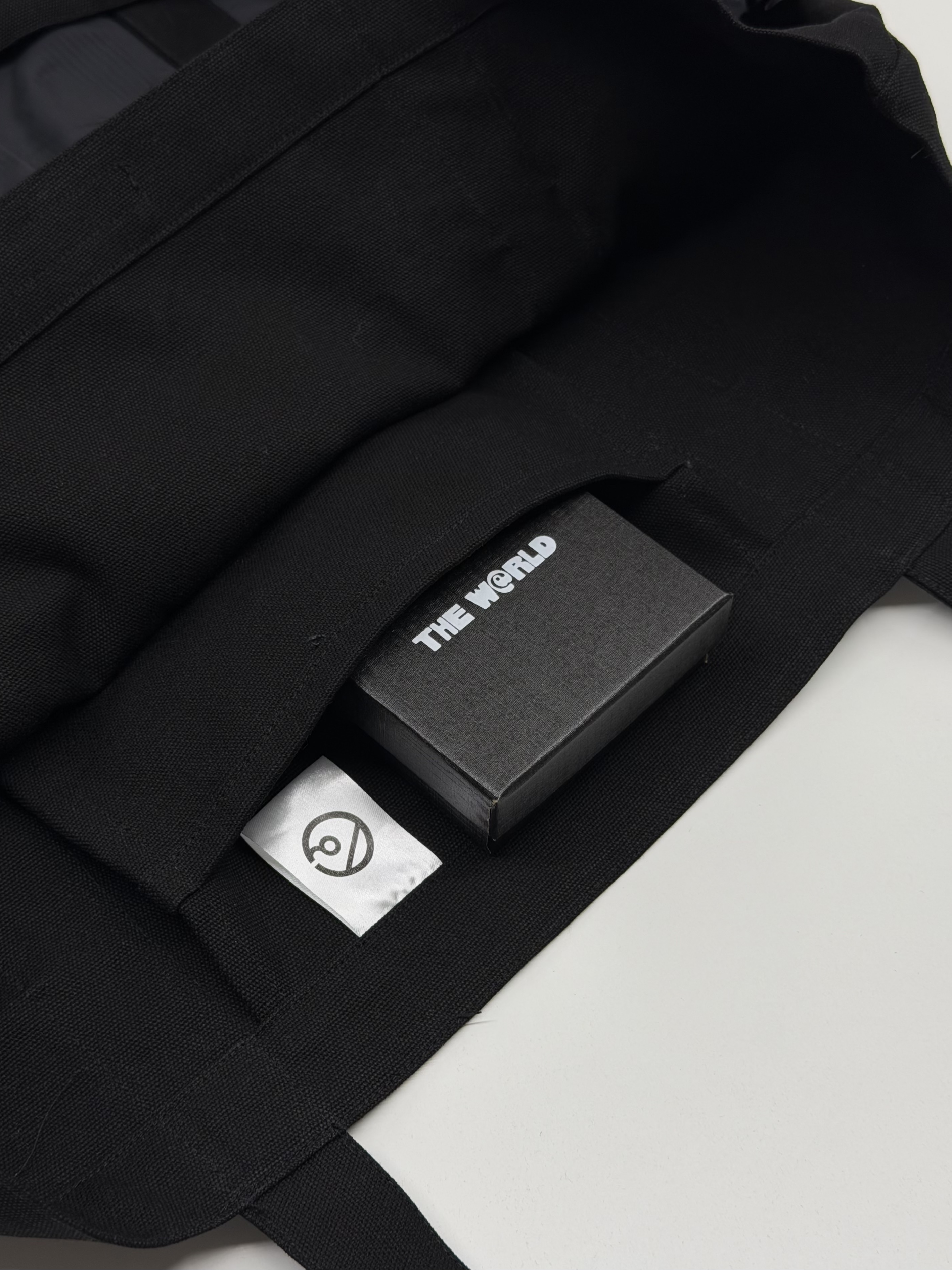 THE WARLD C.N Tote Bag Black 착용 스타일 - 2