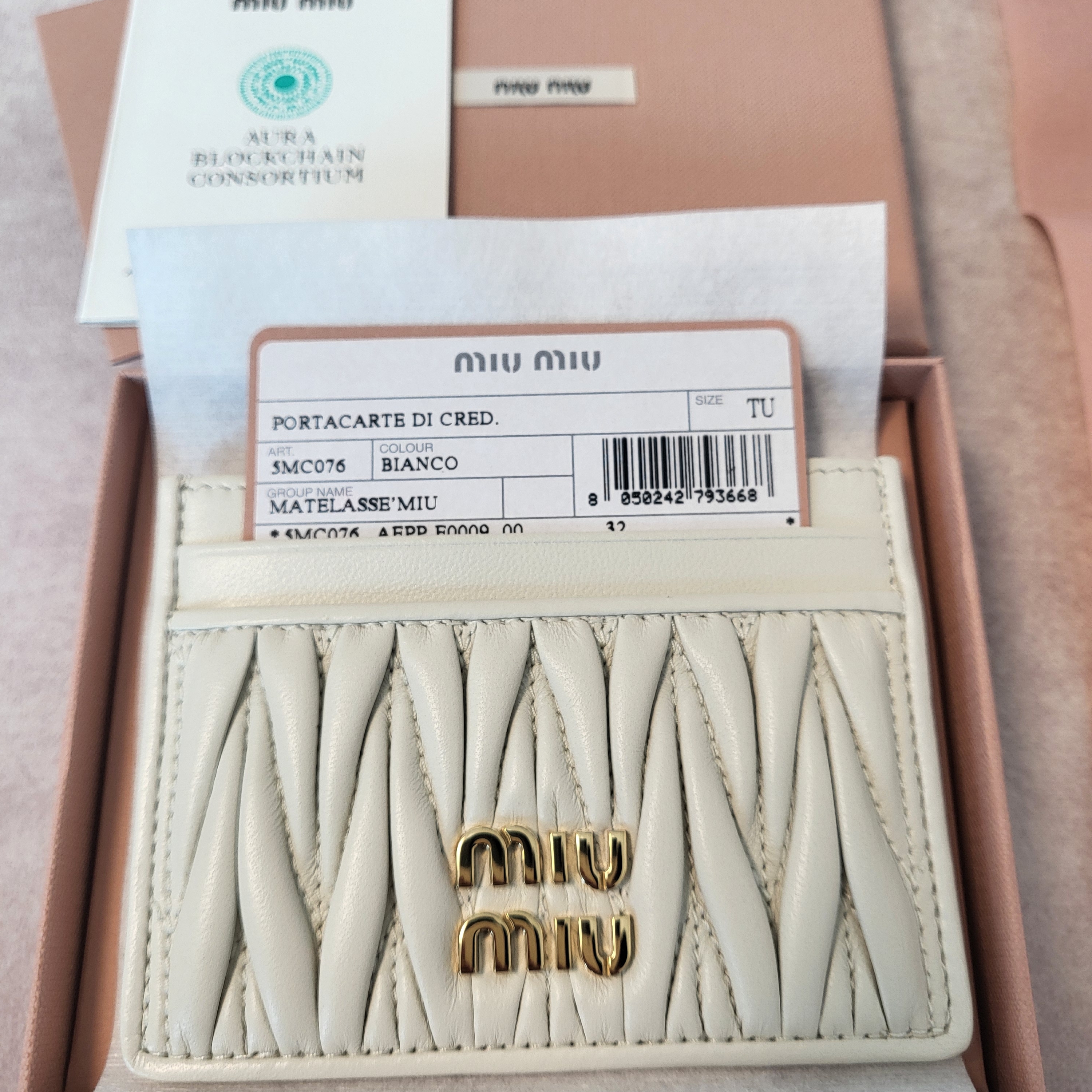 Miu Miu Matelasse Nappa Leather Card Holder White 착용 스타일 - 2