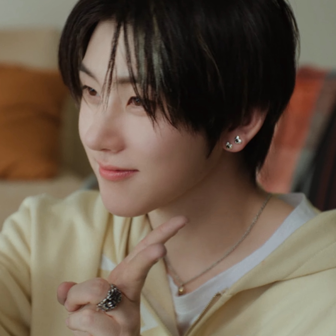 Nonenon N Love Earring Black 착용 스타일