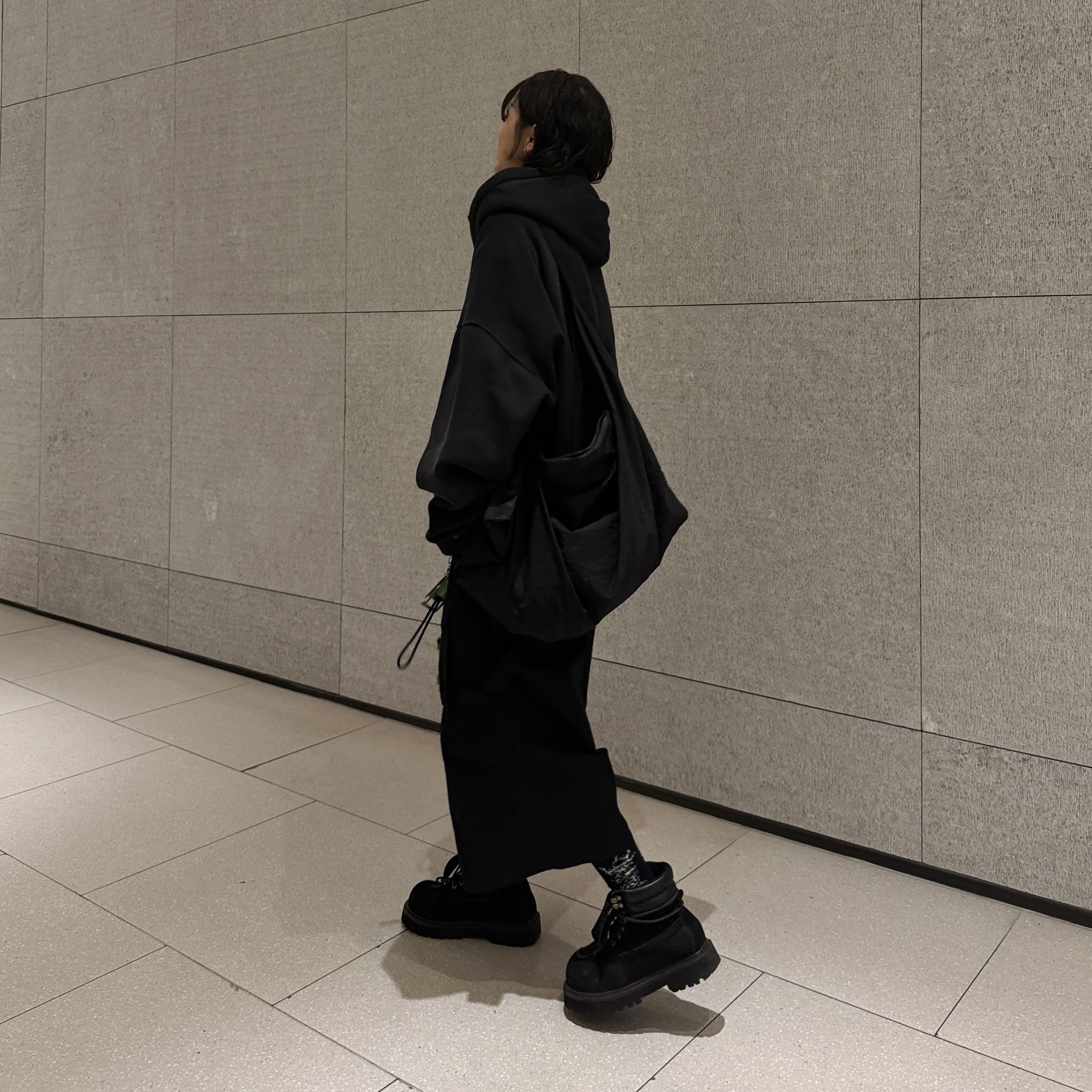 Flavorism VTG Washed Bermuda Pants Washed Black, Undermycar Burning Wasteland Multi Patched Zipped Hoodie Black 착용 스타일 - 4