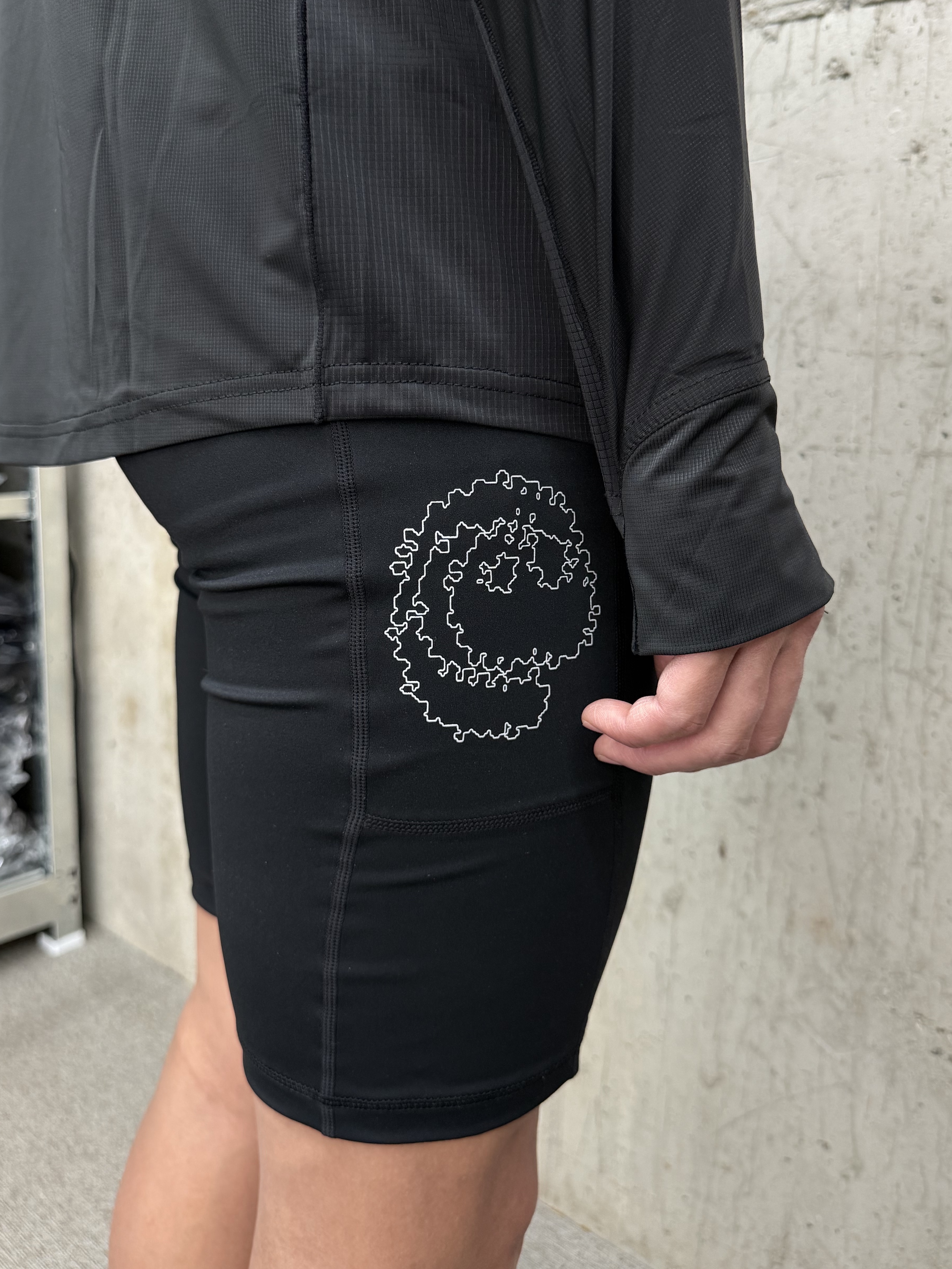 THE WARLD Circular Warld Logo Half Tights Black 착용 스타일 - 2