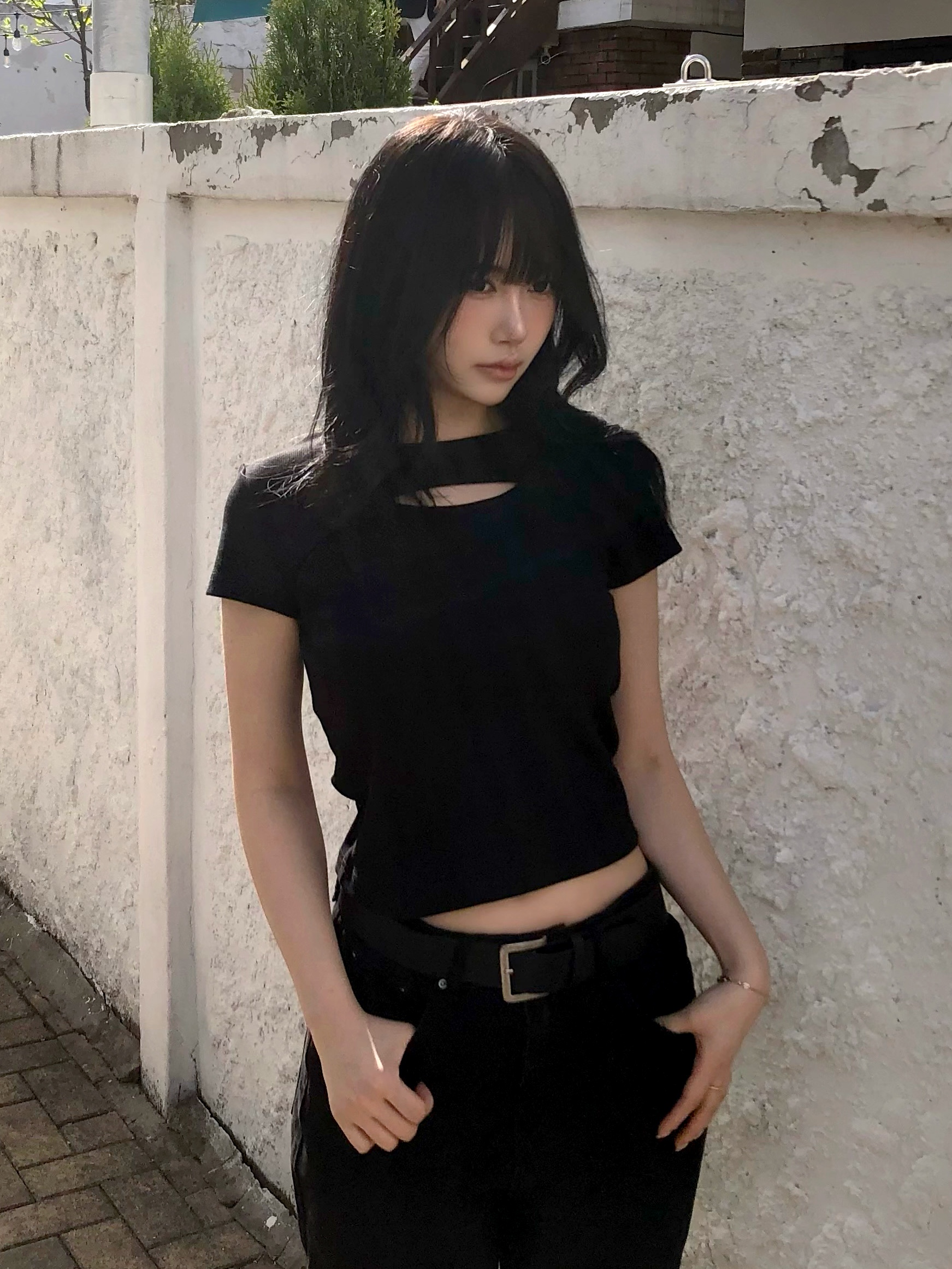 PHOS333 W Slim Fit Slit T-Shirt Black 착용 스타일 - 1